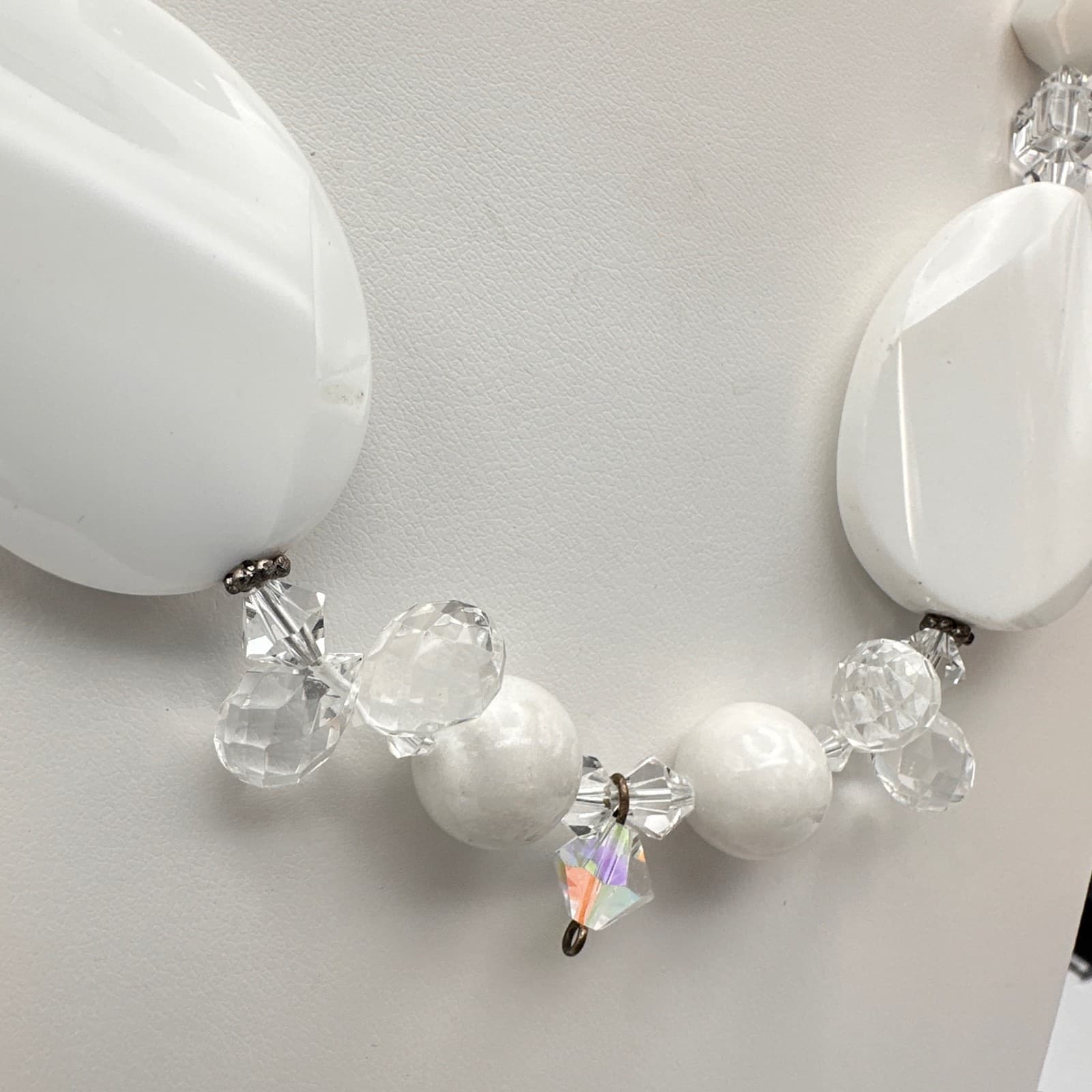 Vintage 90s White Oval Bead & Clear Statement Necklace Dangle Jewelry - Thumbnail 3