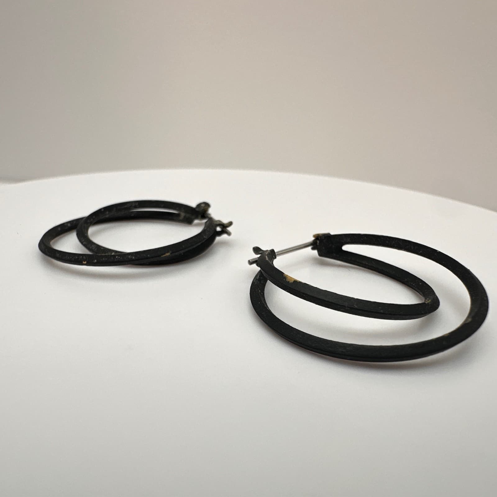 Vintage 90s Black Abstract Intertwined Dangle Hoop Earrings Post Back Jewelry - Thumbnail 8