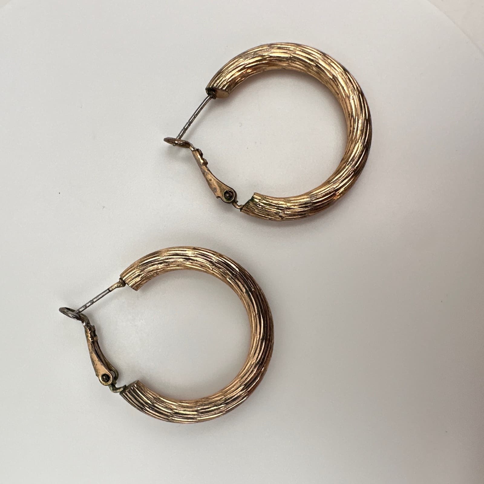 Vintage 90s Gold-Tone Ribbed Oval Chunky Hoop Textured Post-Back Earring Jewelry - Thumbnail 8