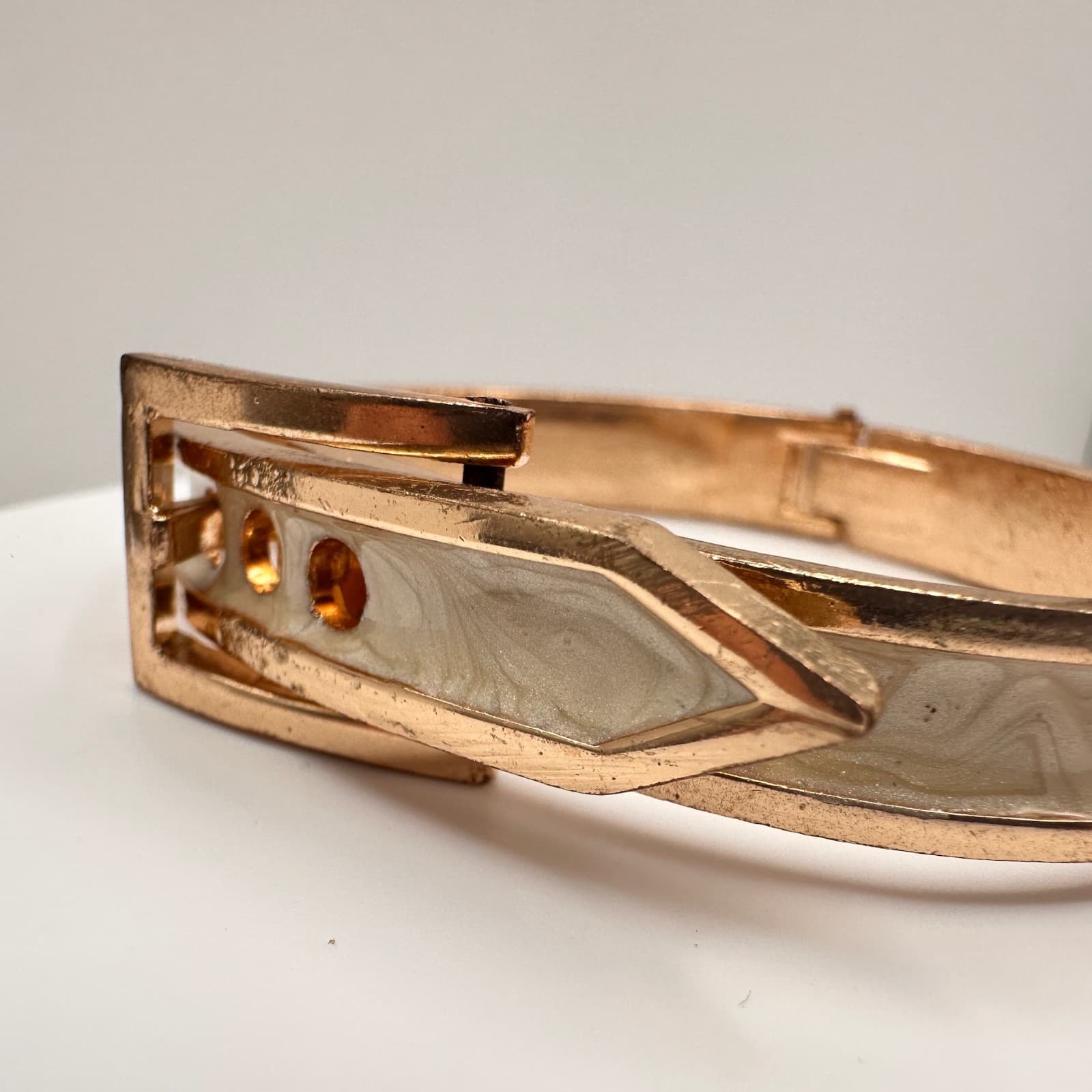 Vintage Y2K Gold Tone Belt Buckle Hinge Bangle Bracelet Cream Marbled Enamel - Thumbnail 3