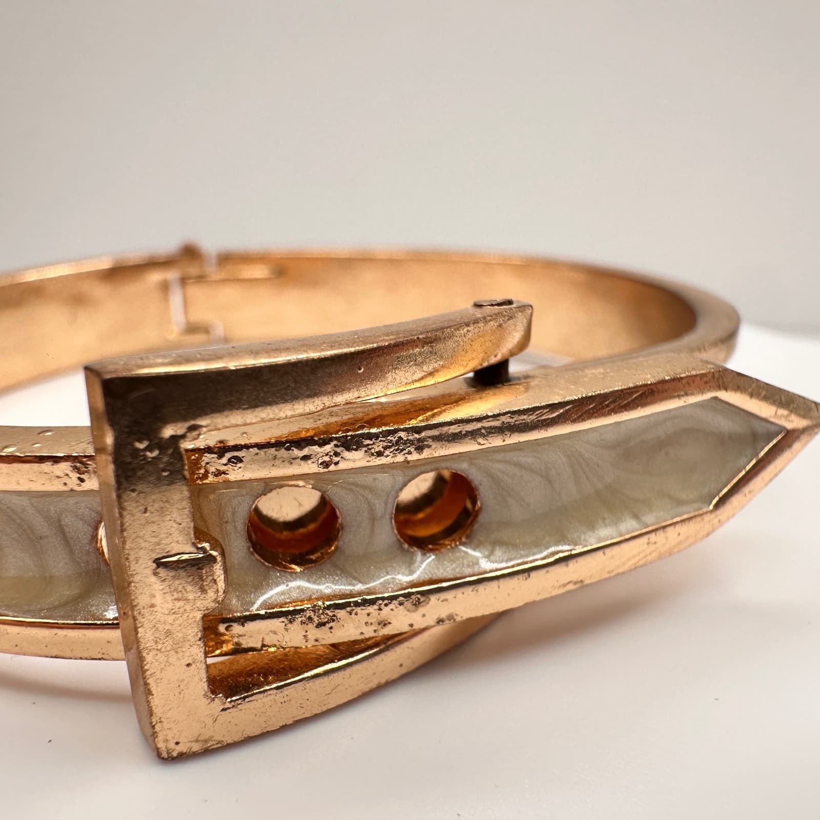 Vintage Y2K Gold Tone Belt Buckle Hinge Bangle Bracelet Cream Marbled Enamel - Thumbnail 7