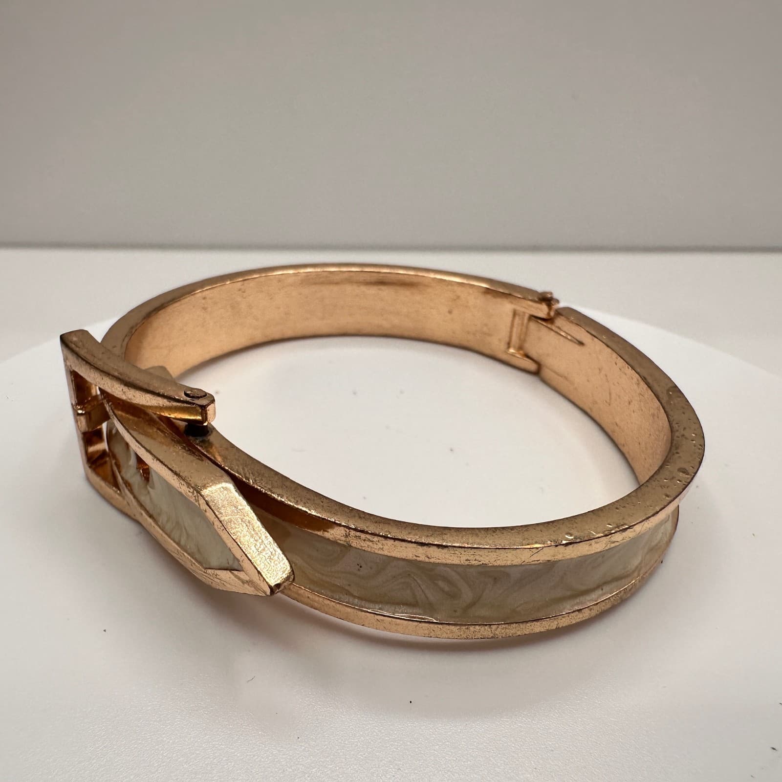 Vintage Y2K Gold Tone Belt Buckle Hinge Bangle Bracelet Cream Marbled Enamel - Thumbnail 2