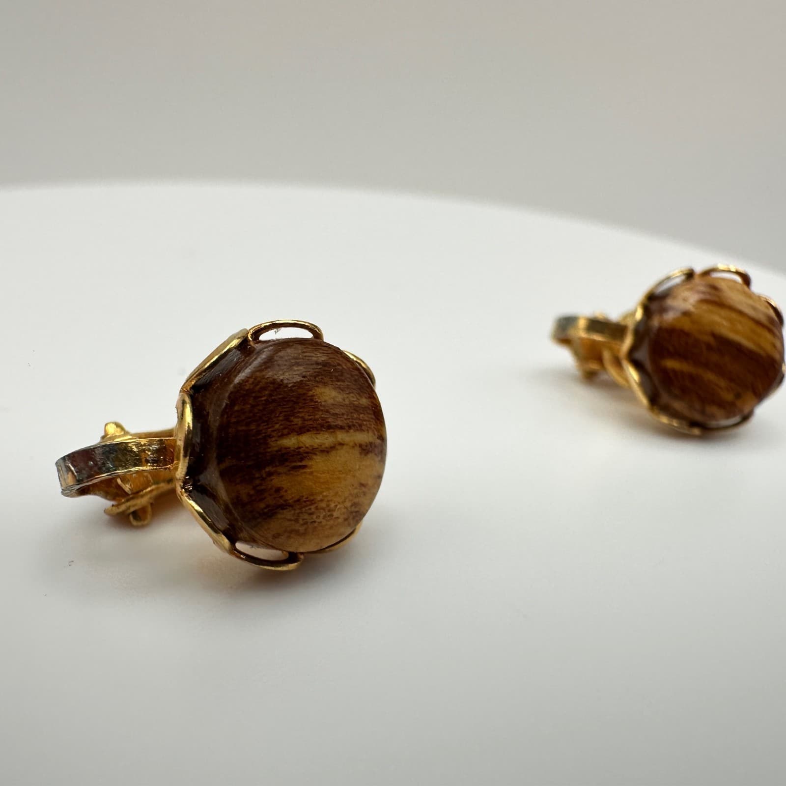 Vintage 90s Tiger Eye Round Cabochon Gold Tone Scalloped Bezel Statement jewelry - Thumbnail 7