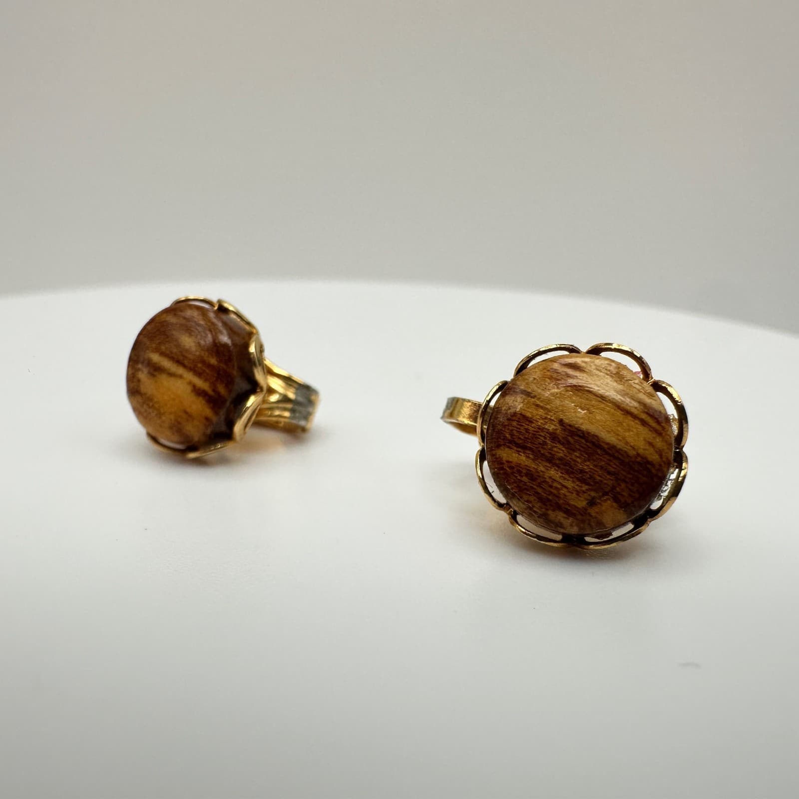 Vintage 90s Tiger Eye Round Cabochon Gold Tone Scalloped Bezel Statement jewelry - Thumbnail 5