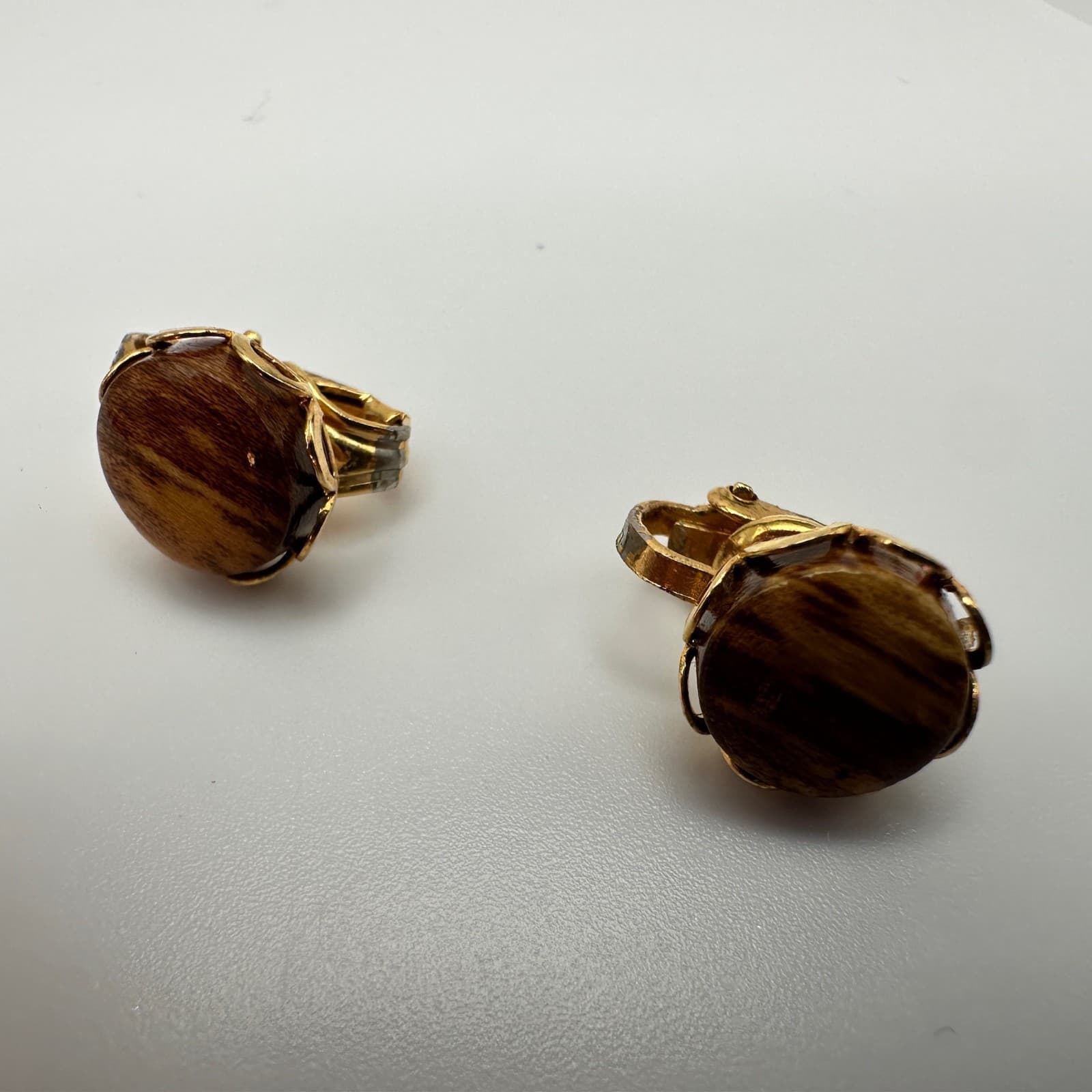 Vintage 90s Tiger Eye Round Cabochon Gold Tone Scalloped Bezel Statement jewelry - Thumbnail 6