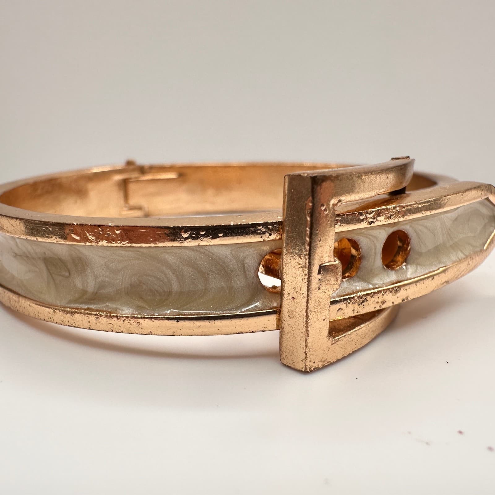 Vintage Y2K Gold Tone Belt Buckle Hinge Bangle Bracelet Cream Marbled Enamel - Thumbnail 4
