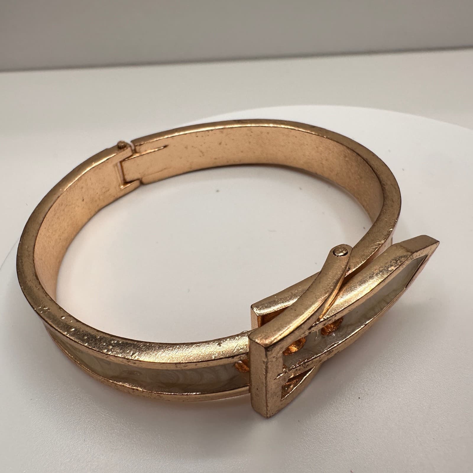 Vintage Y2K Gold Tone Belt Buckle Hinge Bangle Bracelet Cream Marbled Enamel - Thumbnail 6