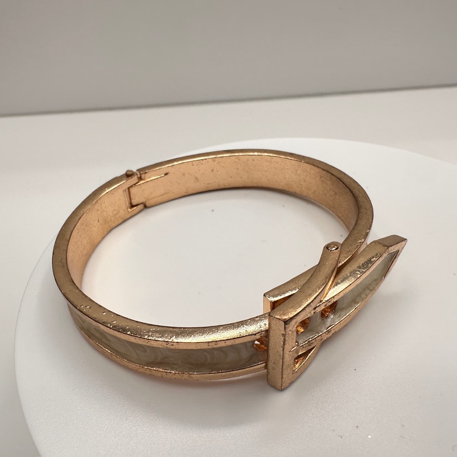 Vintage Y2K Gold Tone Belt Buckle Hinge Bangle Bracelet Cream Marbled Enamel - Thumbnail 5