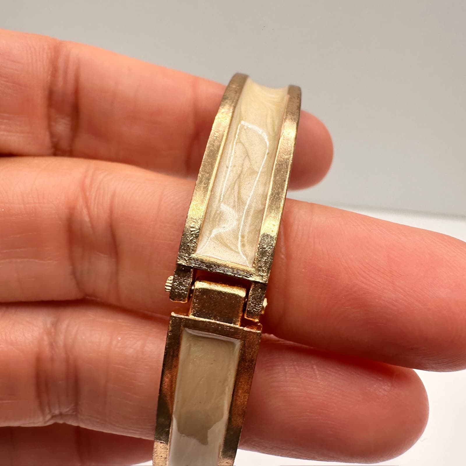 Vintage Y2K Gold Tone Belt Buckle Hinge Bangle Bracelet Cream Marbled Enamel - Thumbnail 8
