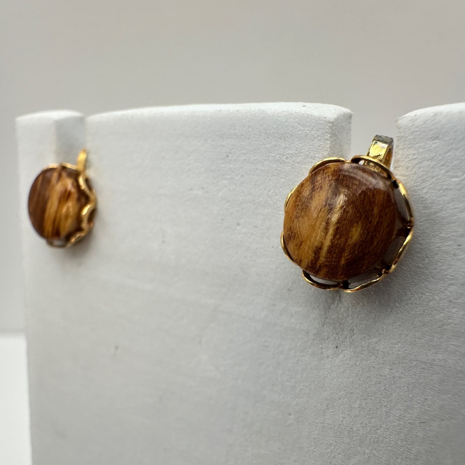 Vintage 90s Tiger Eye Round Cabochon Gold Tone Scalloped Bezel Statement jewelry - Thumbnail 4