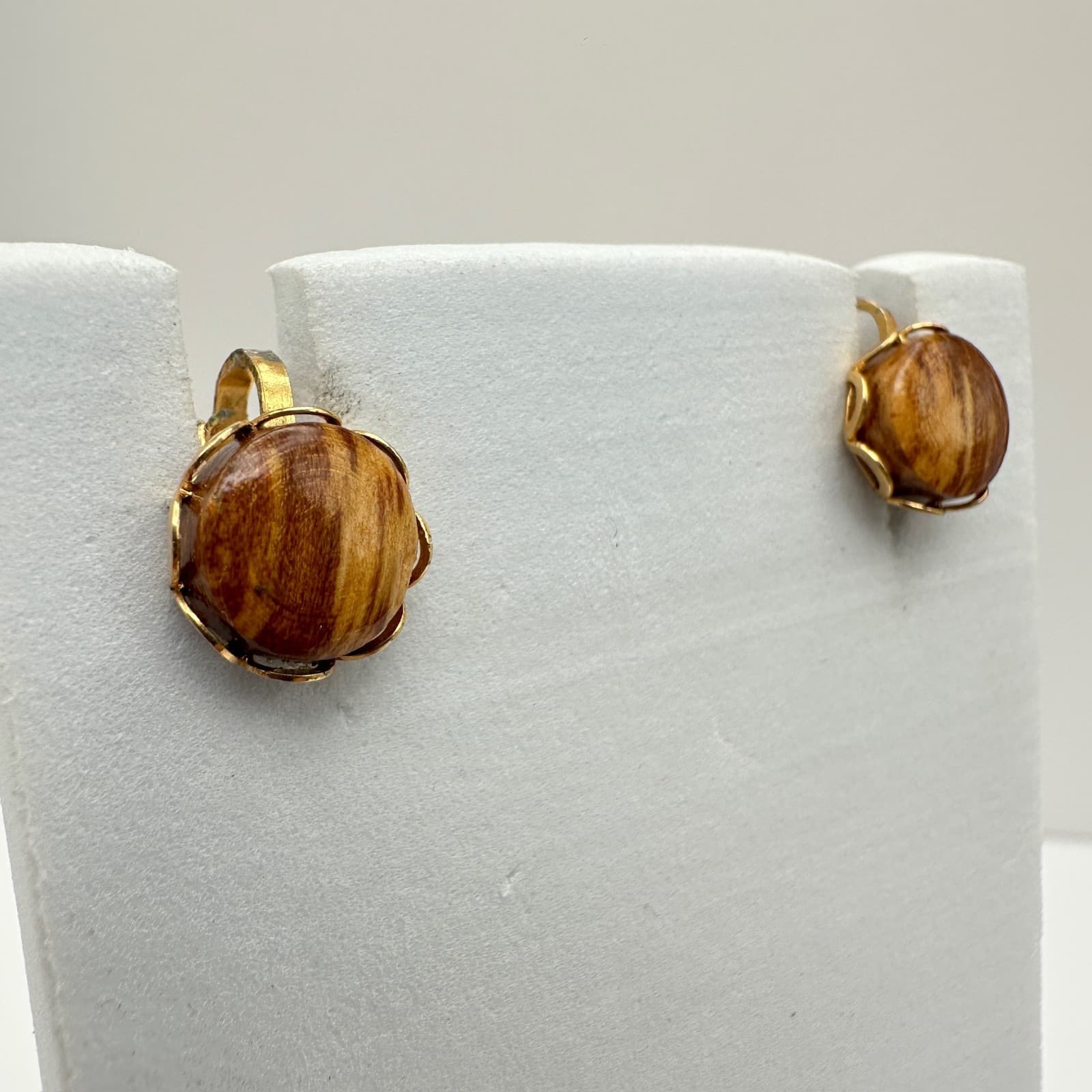 Vintage 90s Tiger Eye Round Cabochon Gold Tone Scalloped Bezel Statement jewelry - Thumbnail 2