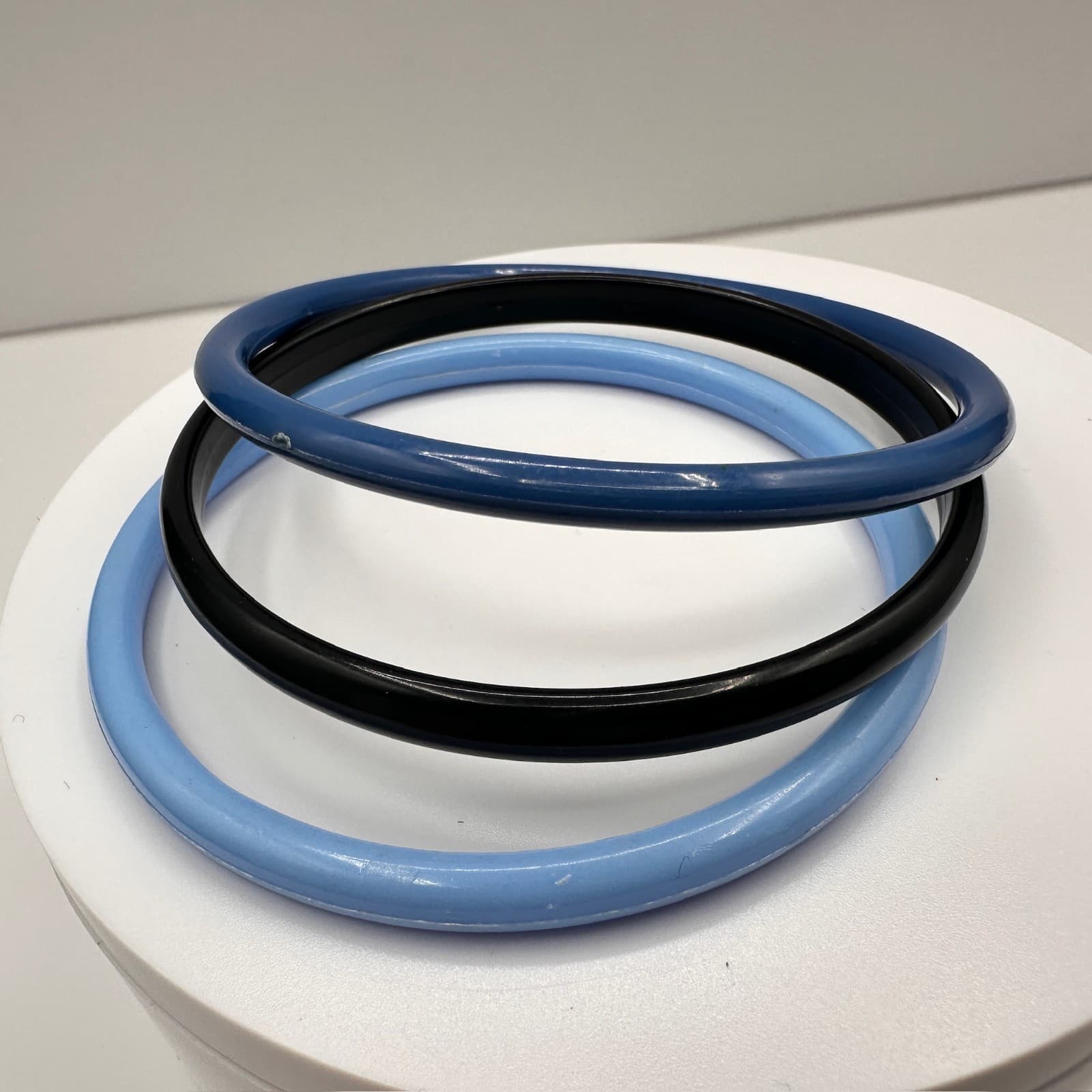 Vintage 90s Blue Black Lucite Bangle Bracelet Set Minimalist Fashion Jewelry - Thumbnail 3