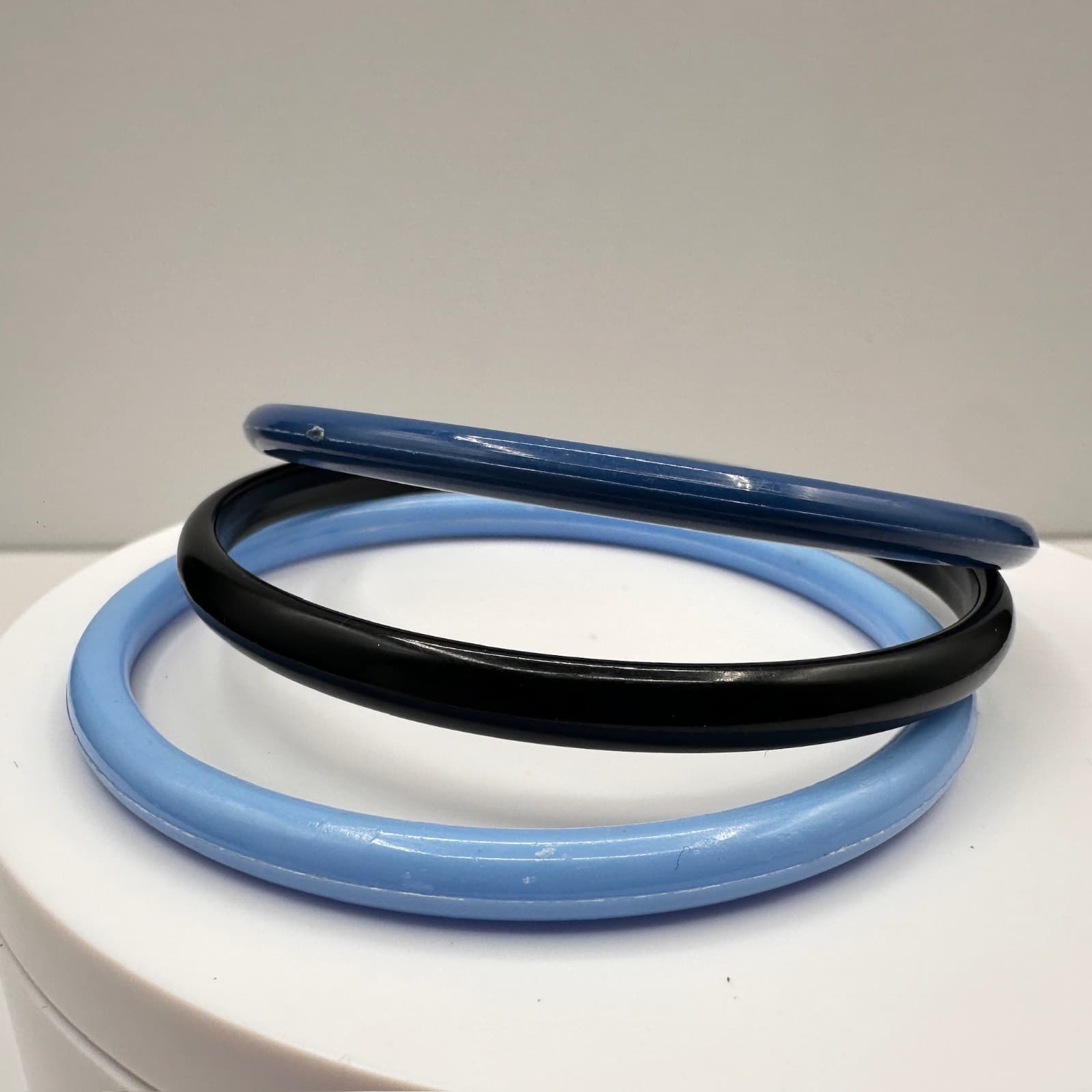 Vintage 90s Blue Black Lucite Bangle Bracelet Set Minimalist Fashion Jewelry - Thumbnail 2