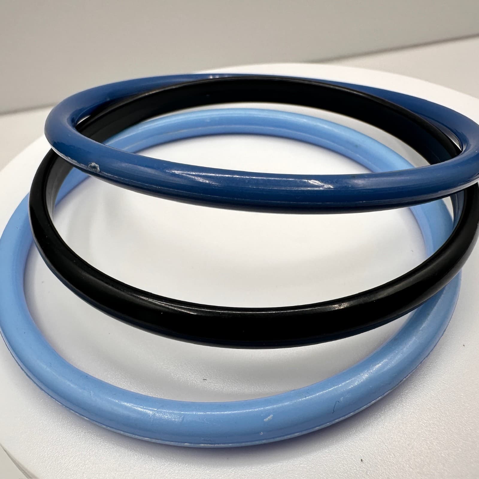 Vintage 90s Blue Black Lucite Bangle Bracelet Set Minimalist Fashion Jewelry - Thumbnail 4