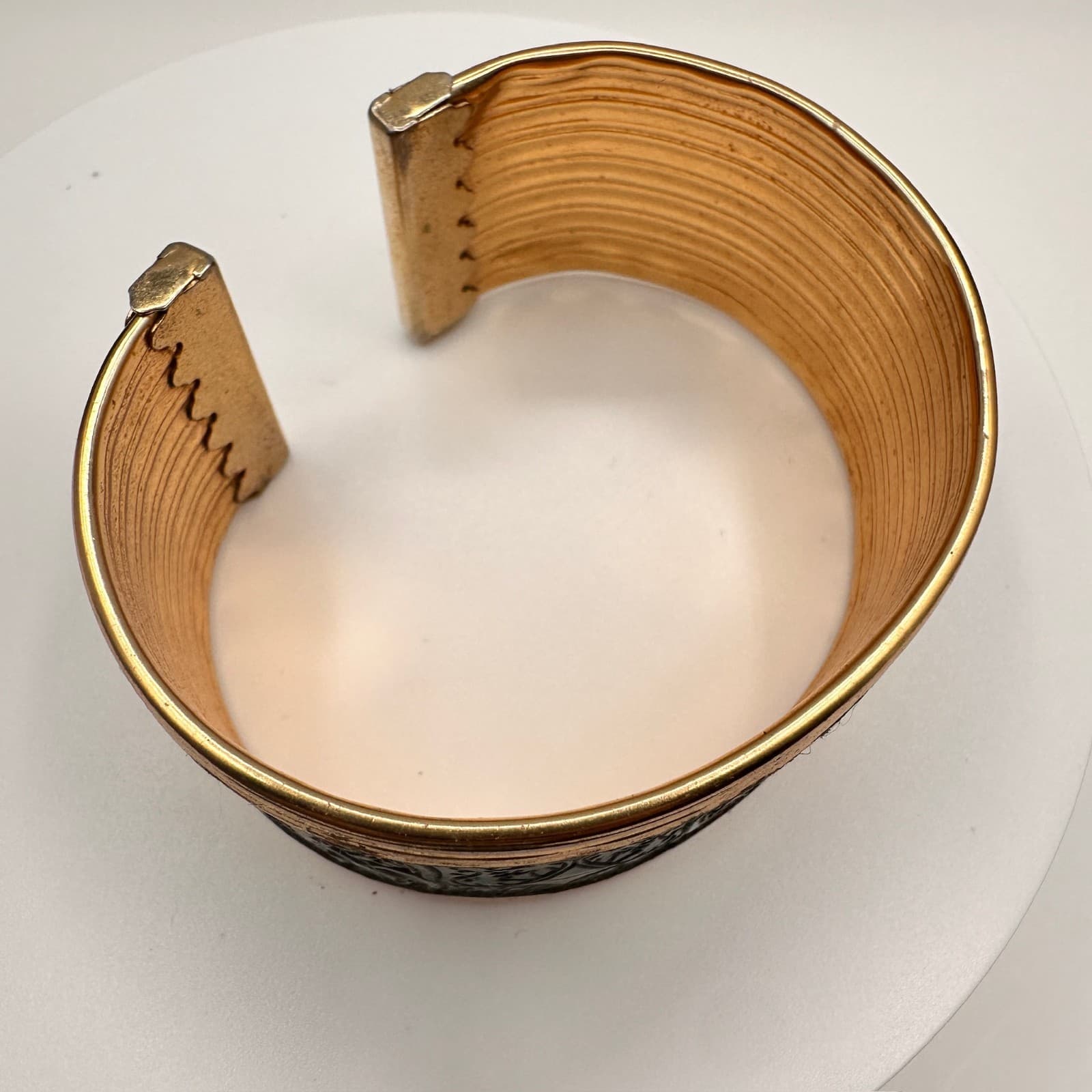 Vintage 80s Wide Gold Tone Black Enamel Etched Filigree Hand Bracelet Statement - Thumbnail 2