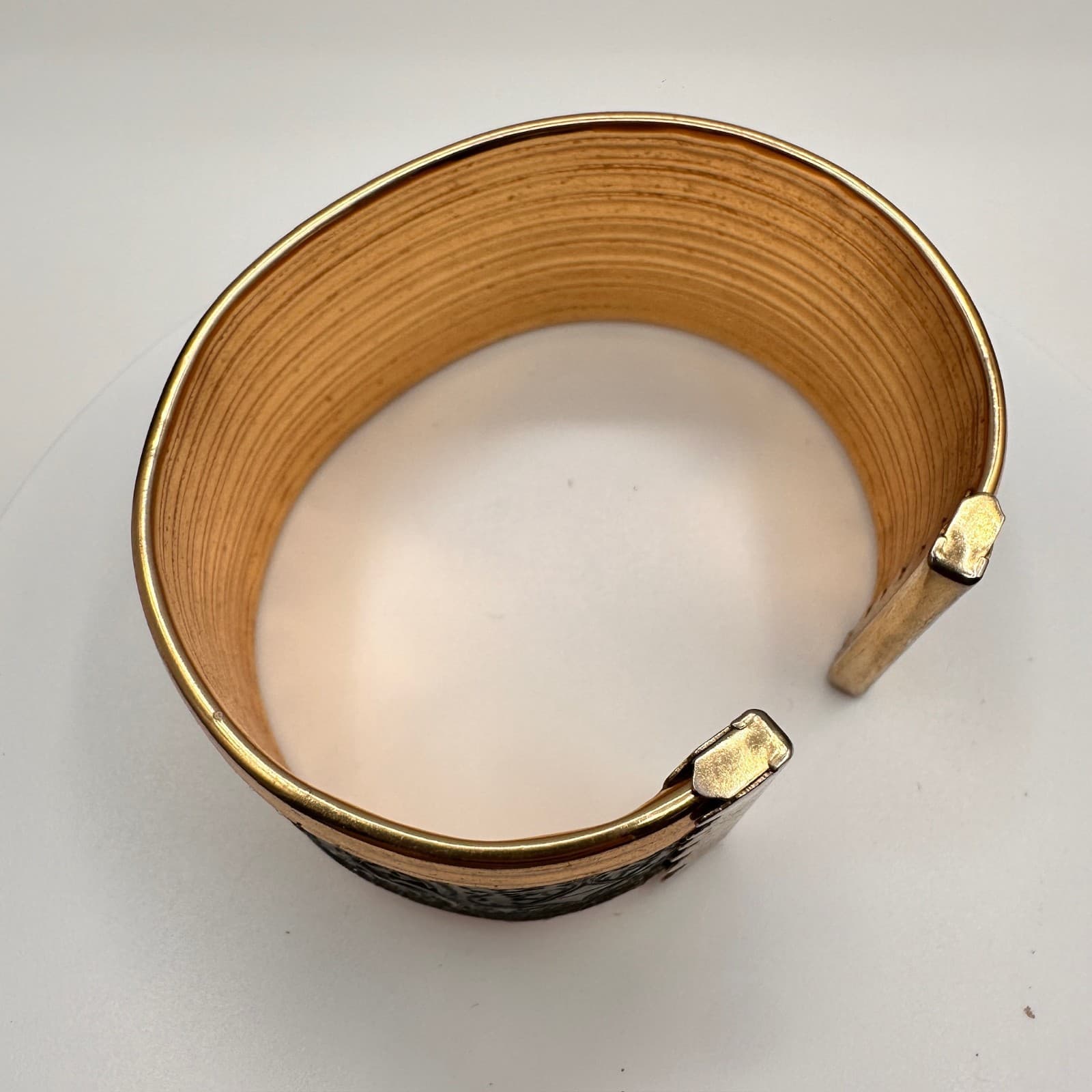 Vintage 80s Wide Gold Tone Black Enamel Etched Filigree Hand Bracelet Statement - Thumbnail 11