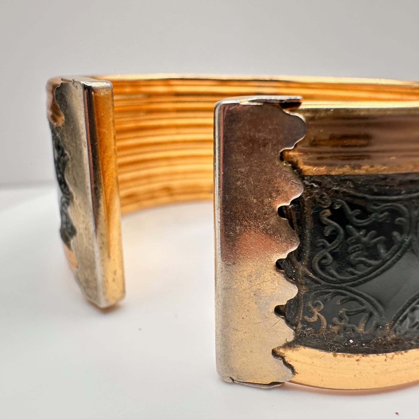 Vintage 80s Wide Gold Tone Black Enamel Etched Filigree Hand Bracelet Statement - Thumbnail 5