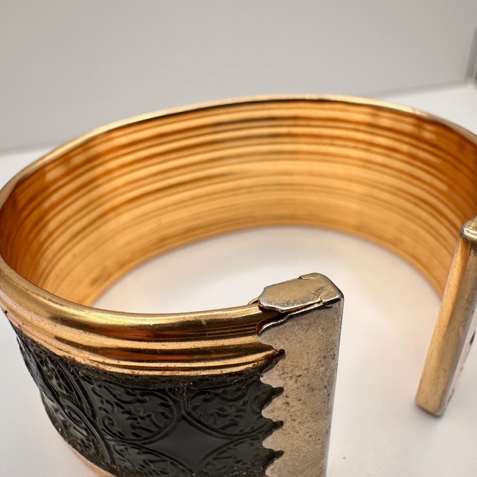 Vintage 80s Wide Gold Tone Black Enamel Etched Filigree Hand Bracelet Statement - Thumbnail 8