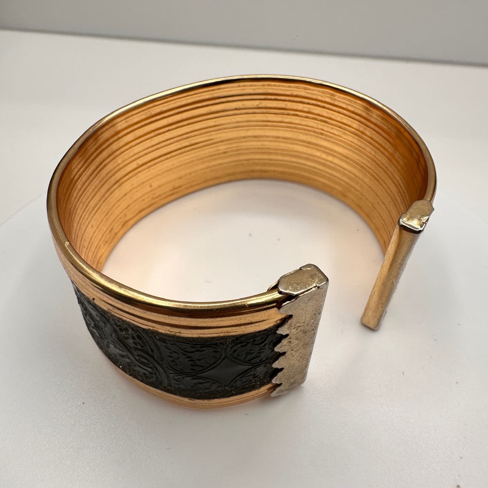 Vintage 80s Wide Gold Tone Black Enamel Etched Filigree Hand Bracelet Statement - Thumbnail 10