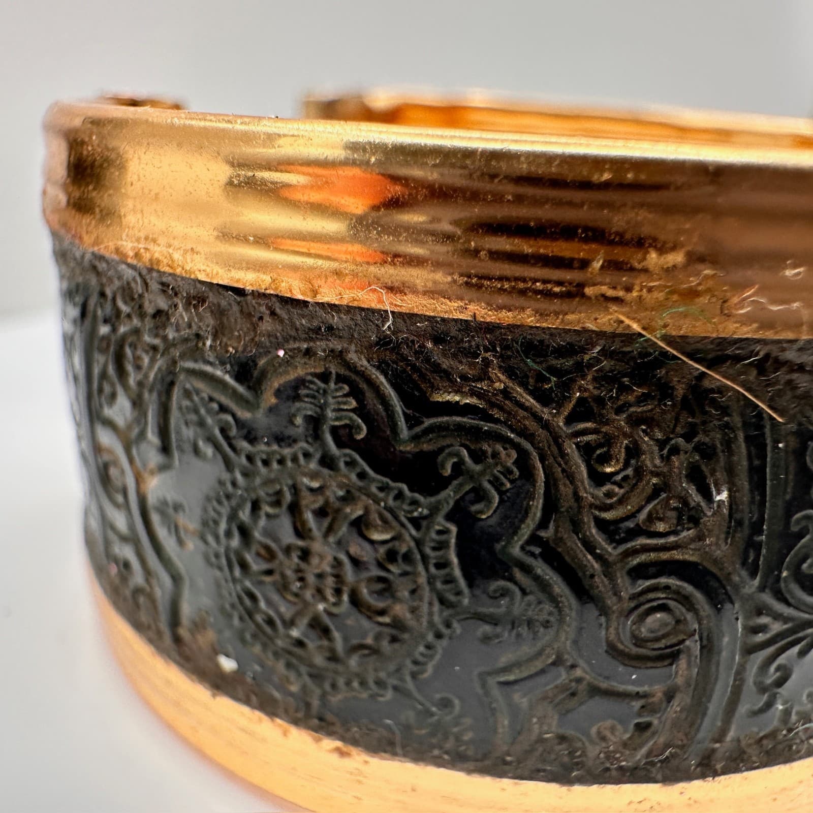 Vintage 80s Wide Gold Tone Black Enamel Etched Filigree Hand Bracelet Statement - Thumbnail 4