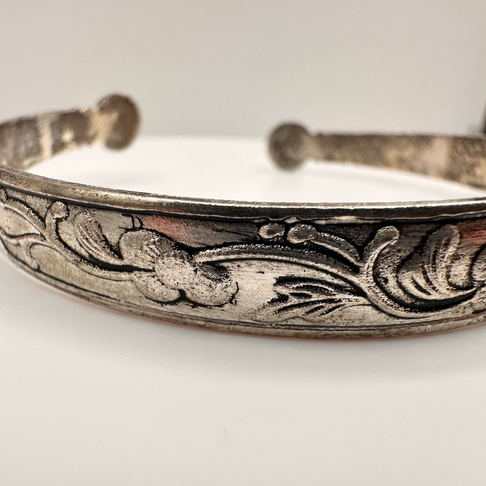 Vintage 90s Silver Tone Floral Hand Bracelet Engraved Boho Statement Jewelry - Thumbnail 2