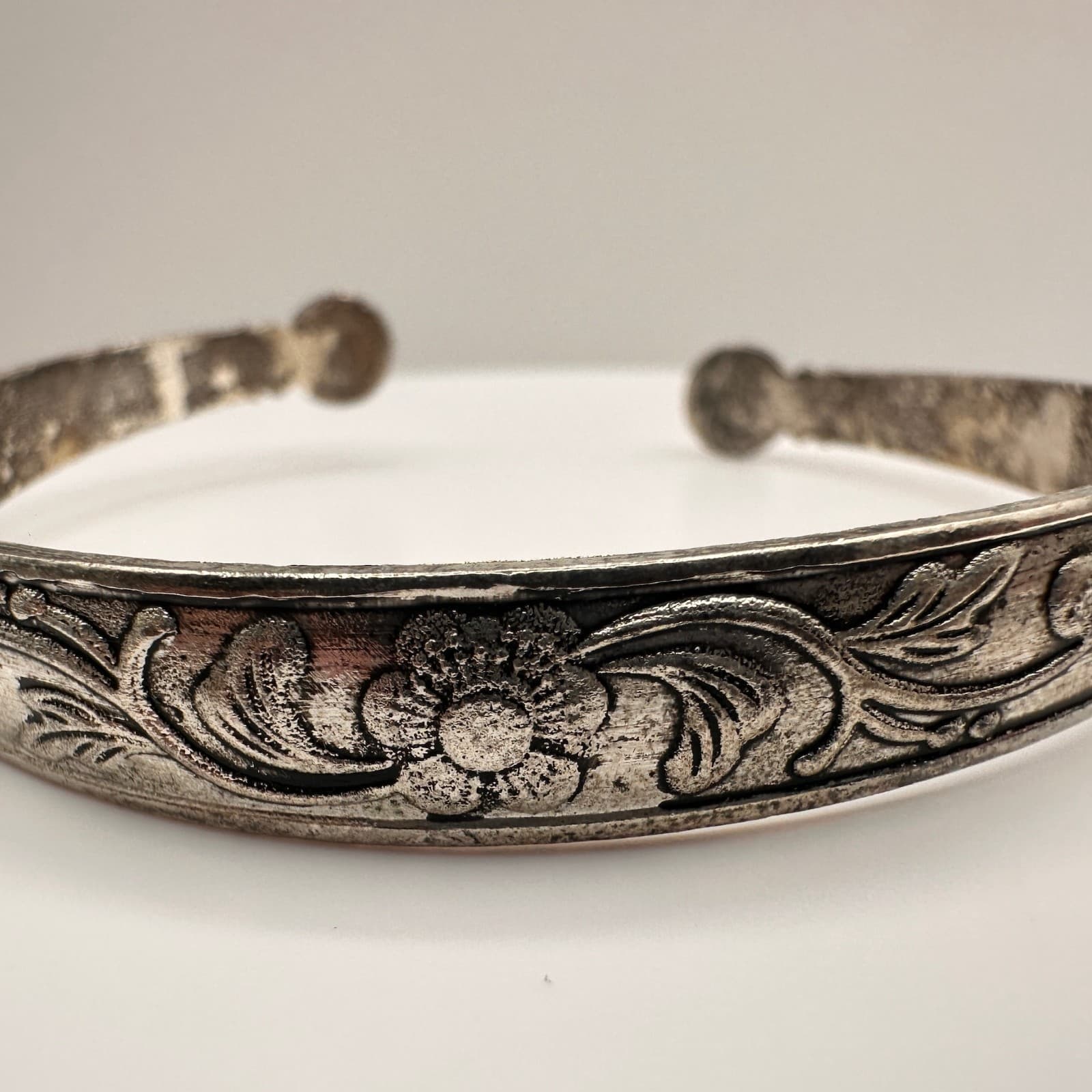 Vintage 90s Silver Tone Floral Hand Bracelet Engraved Boho Statement Jewelry - Thumbnail 3