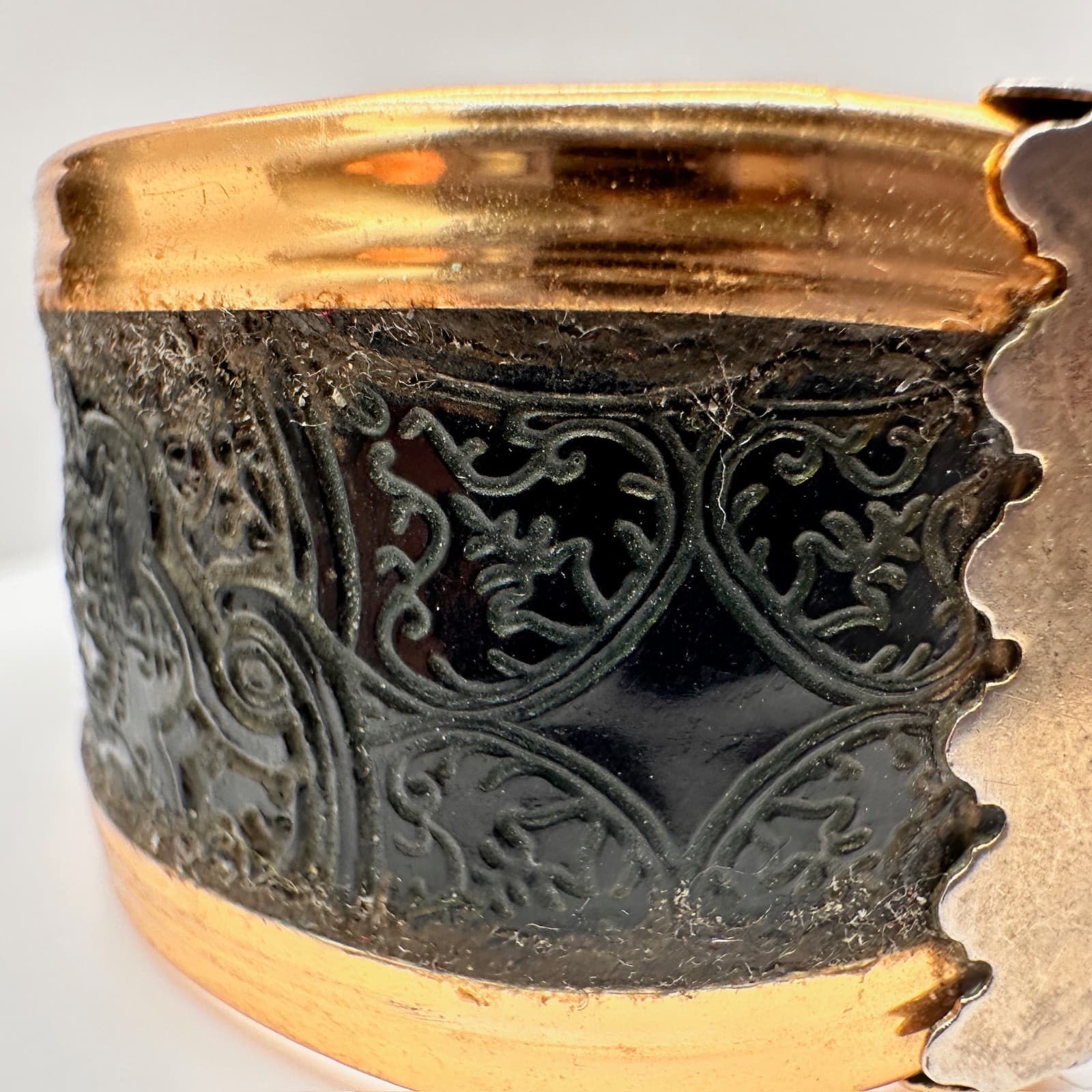 Vintage 80s Wide Gold Tone Black Enamel Etched Filigree Hand Bracelet Statement - Thumbnail 7