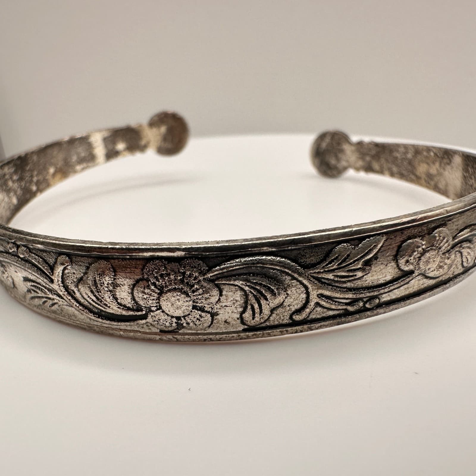 Vintage 90s Silver Tone Floral Hand Bracelet Engraved Boho Statement Jewelry - Thumbnail 5