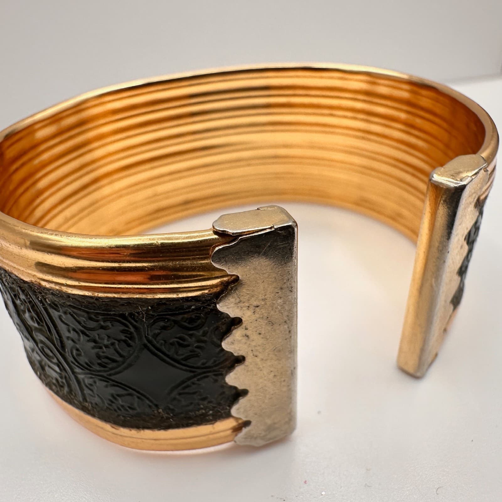 Vintage 80s Wide Gold Tone Black Enamel Etched Filigree Hand Bracelet Statement - Thumbnail 9