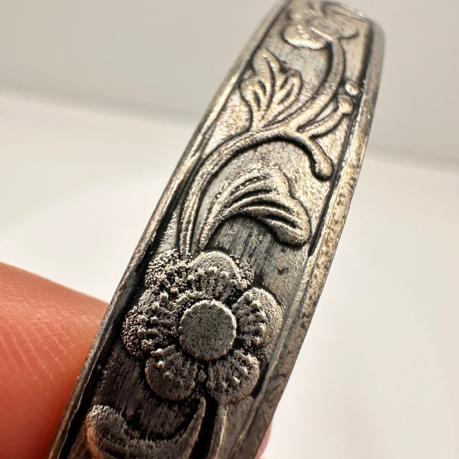 Vintage 90s Silver Tone Floral Hand Bracelet Engraved Boho Statement Jewelry - Thumbnail 8