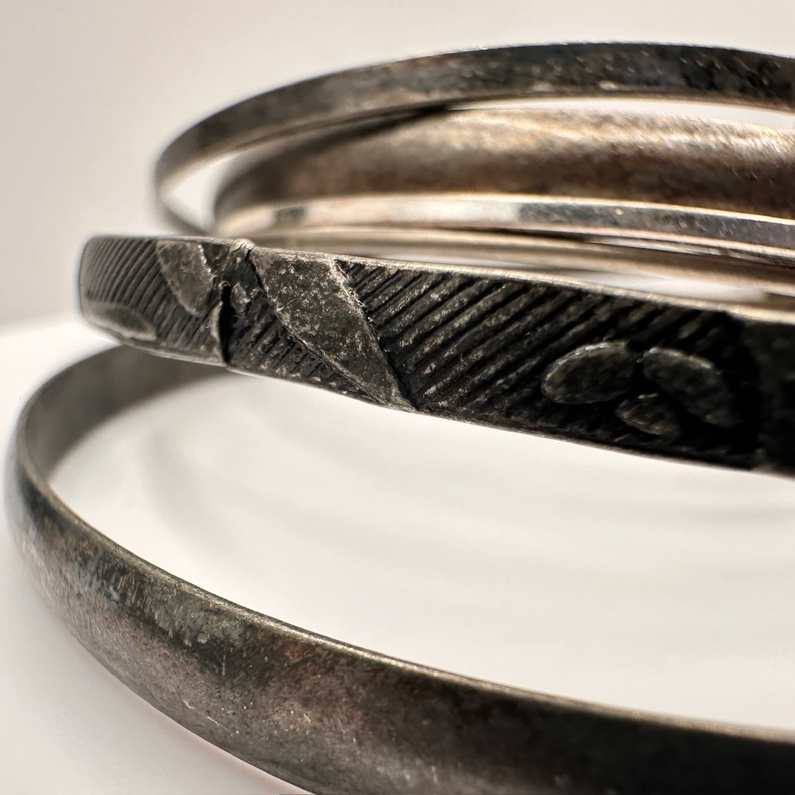 Vintage 80s Silver Tone Bangle Set Etched Engraved Design Women's Jewelry - Thumbnail 5