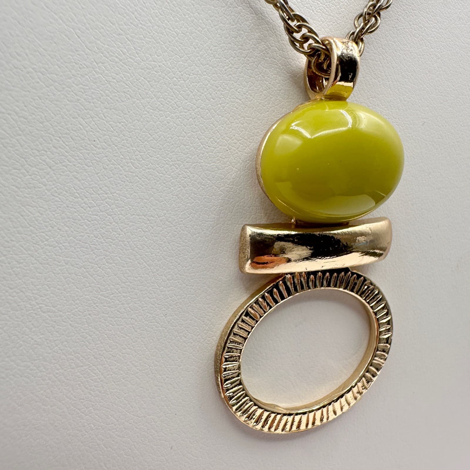 Vintage Statement Pendant Necklace with Yellow Bead & Gold Tone Chain Jewelry - Thumbnail 5