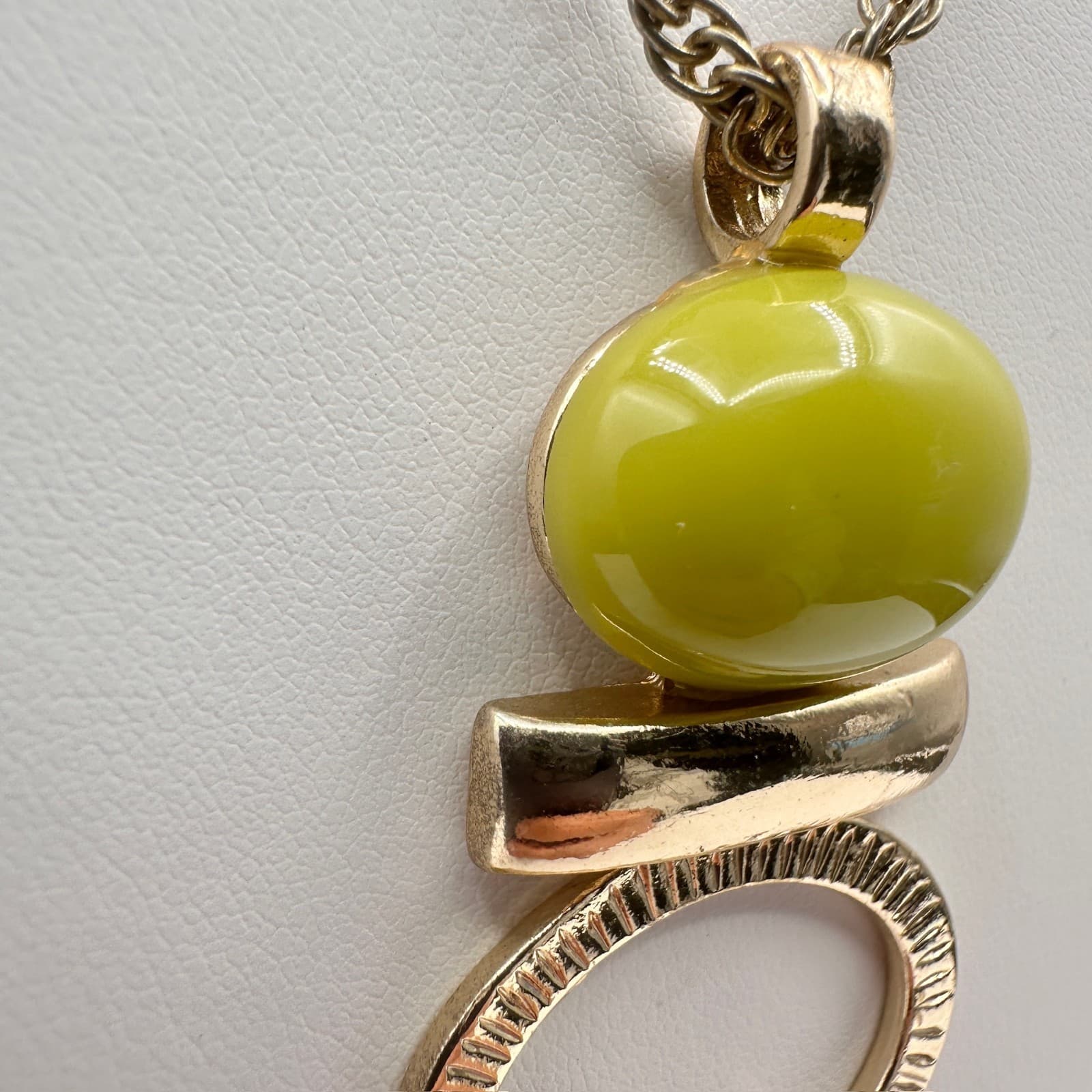 Vintage Statement Pendant Necklace with Yellow Bead & Gold Tone Chain Jewelry - Thumbnail 6