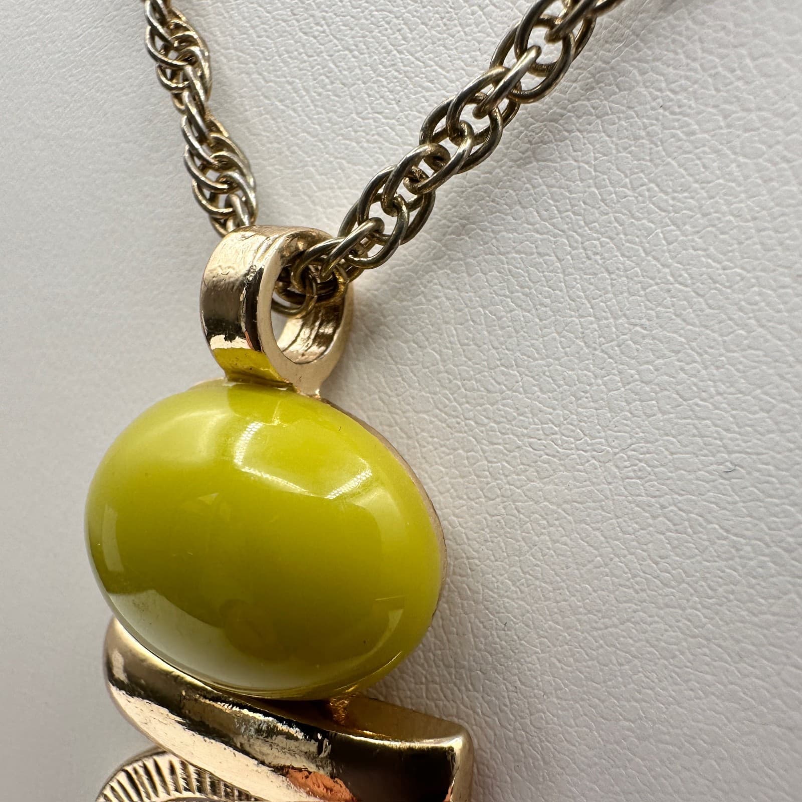 Vintage Statement Pendant Necklace with Yellow Bead & Gold Tone Chain Jewelry - Thumbnail 9