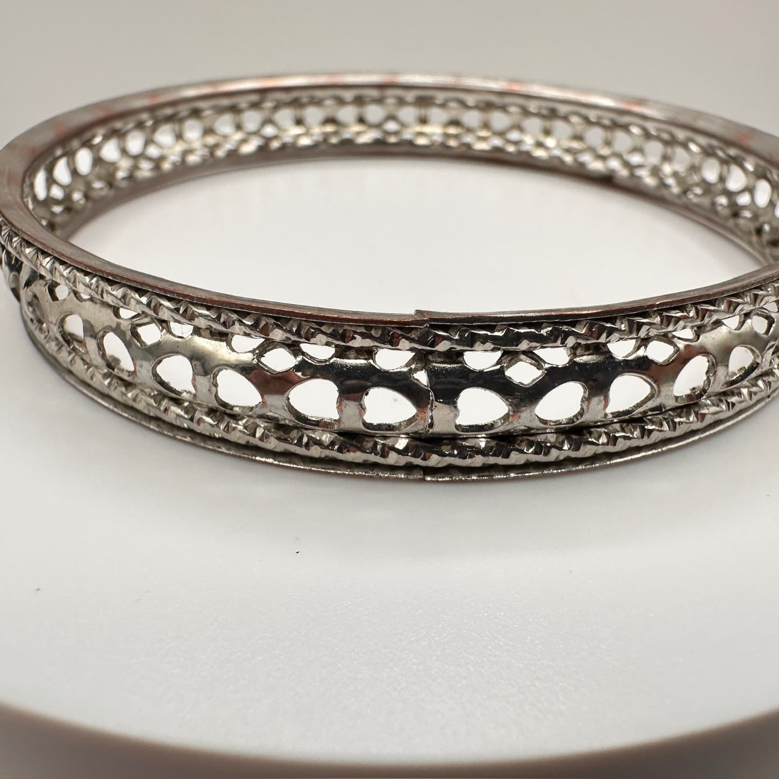 Vintage 90s Silver Tone Openwork Heart Bangle Bracelet Etched Boho Jewelry - Thumbnail 2