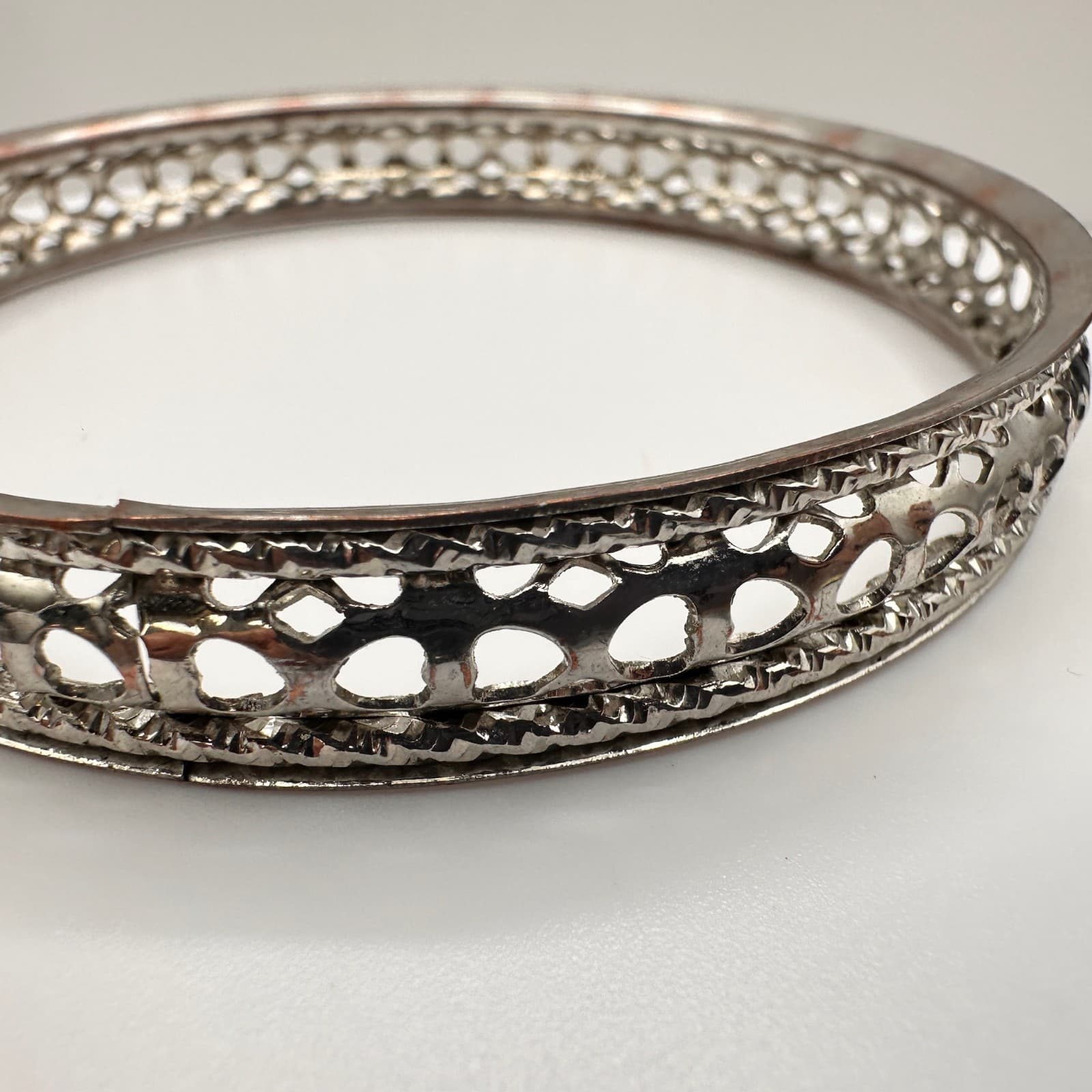 Vintage 90s Silver Tone Openwork Heart Bangle Bracelet Etched Boho Jewelry - Thumbnail 5