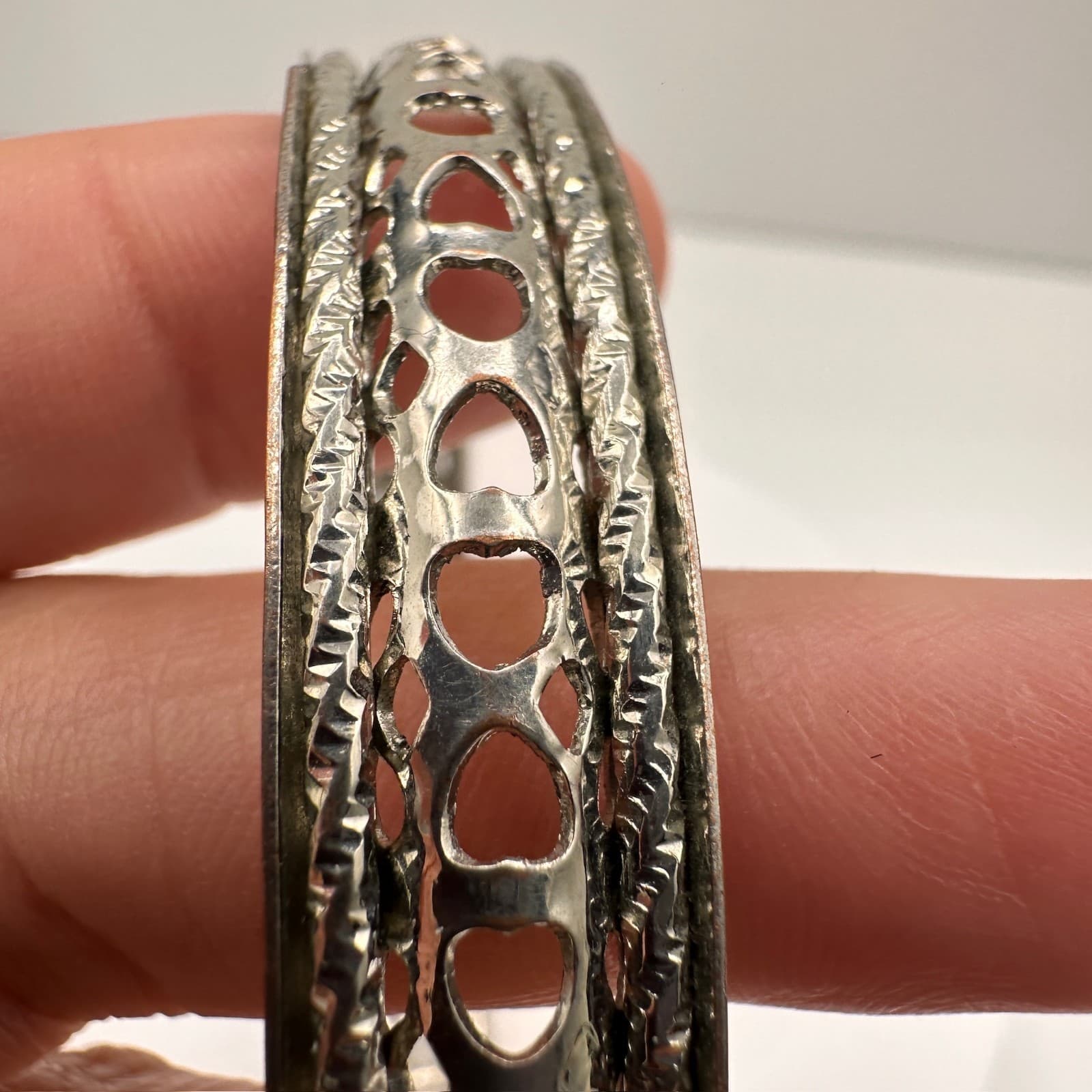 Vintage 90s Silver Tone Openwork Heart Bangle Bracelet Etched Boho Jewelry - Thumbnail 7