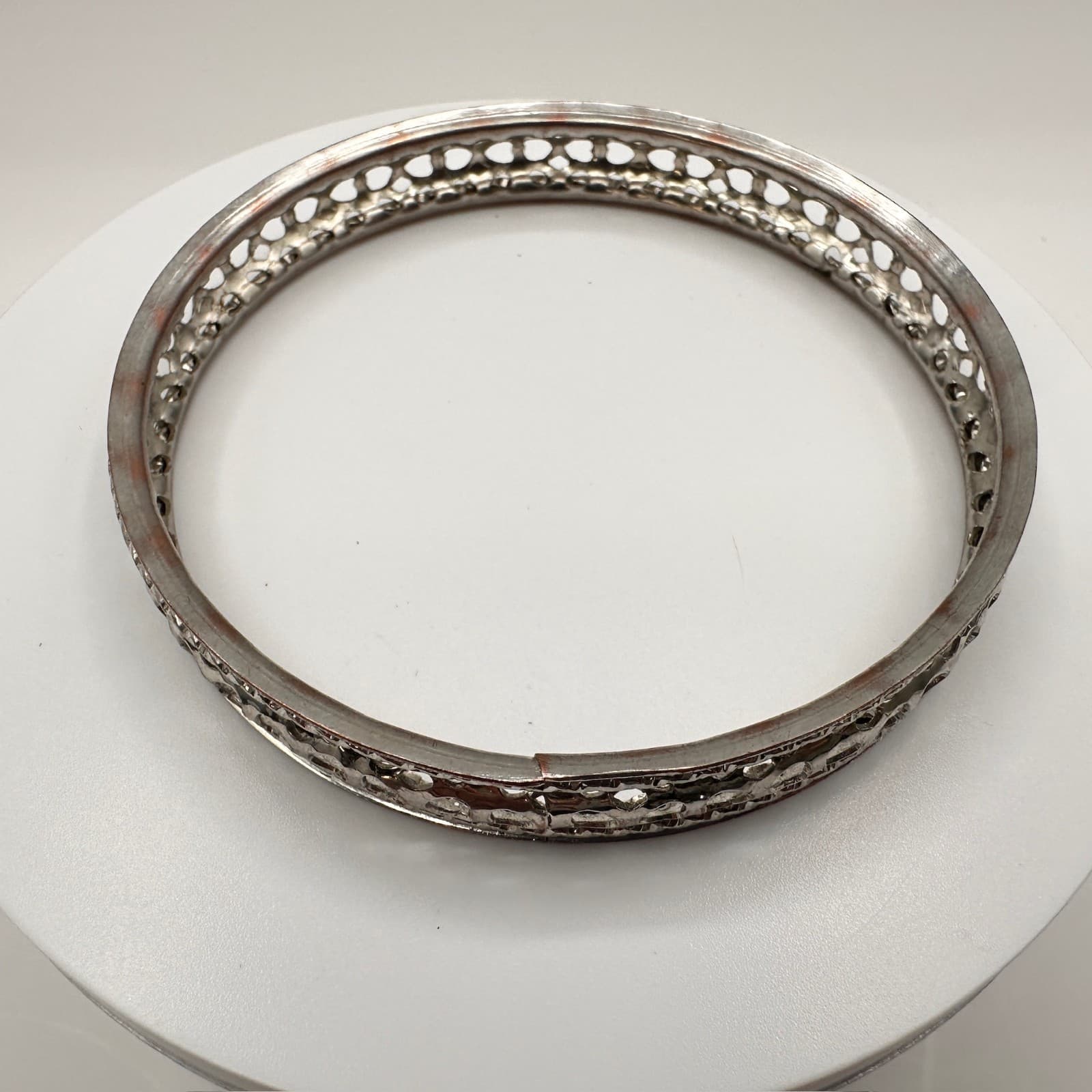 Vintage 90s Silver Tone Openwork Heart Bangle Bracelet Etched Boho Jewelry - Thumbnail 4