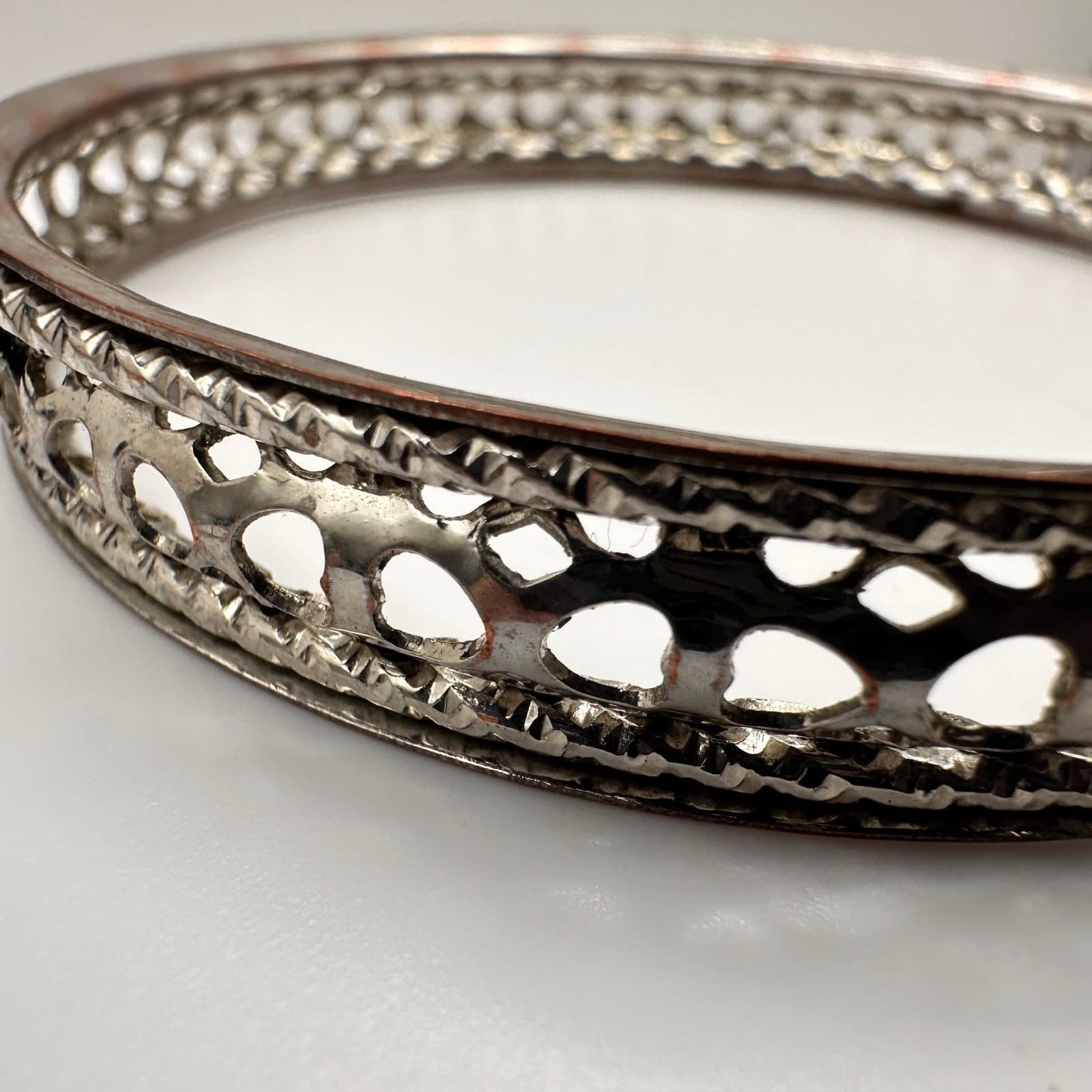 Vintage 90s Silver Tone Openwork Heart Bangle Bracelet Etched Boho Jewelry - Thumbnail 3