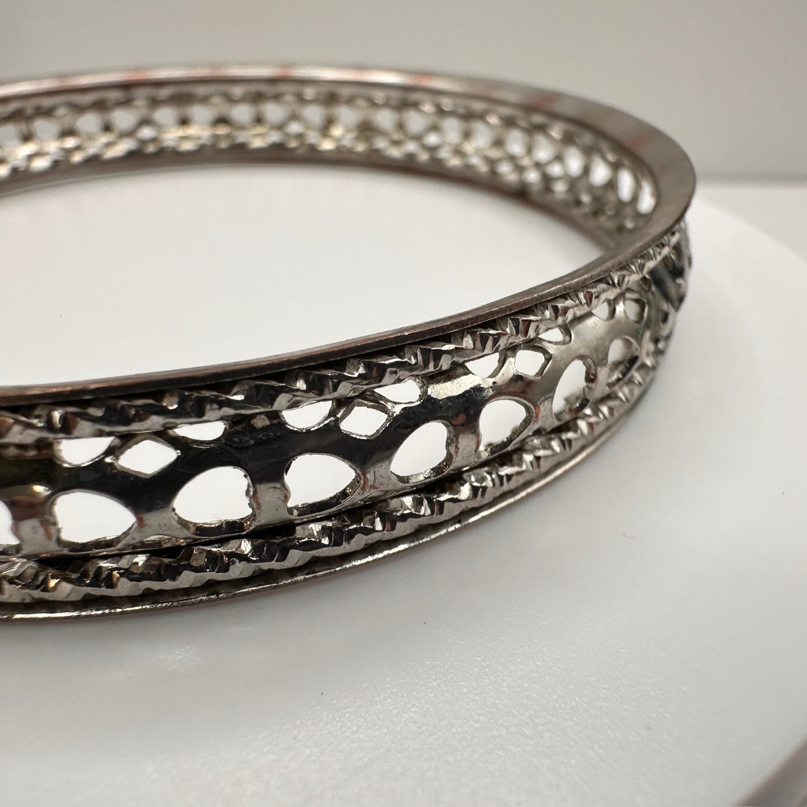 Vintage 90s Silver Tone Openwork Heart Bangle Bracelet Etched Boho Jewelry - Thumbnail 6
