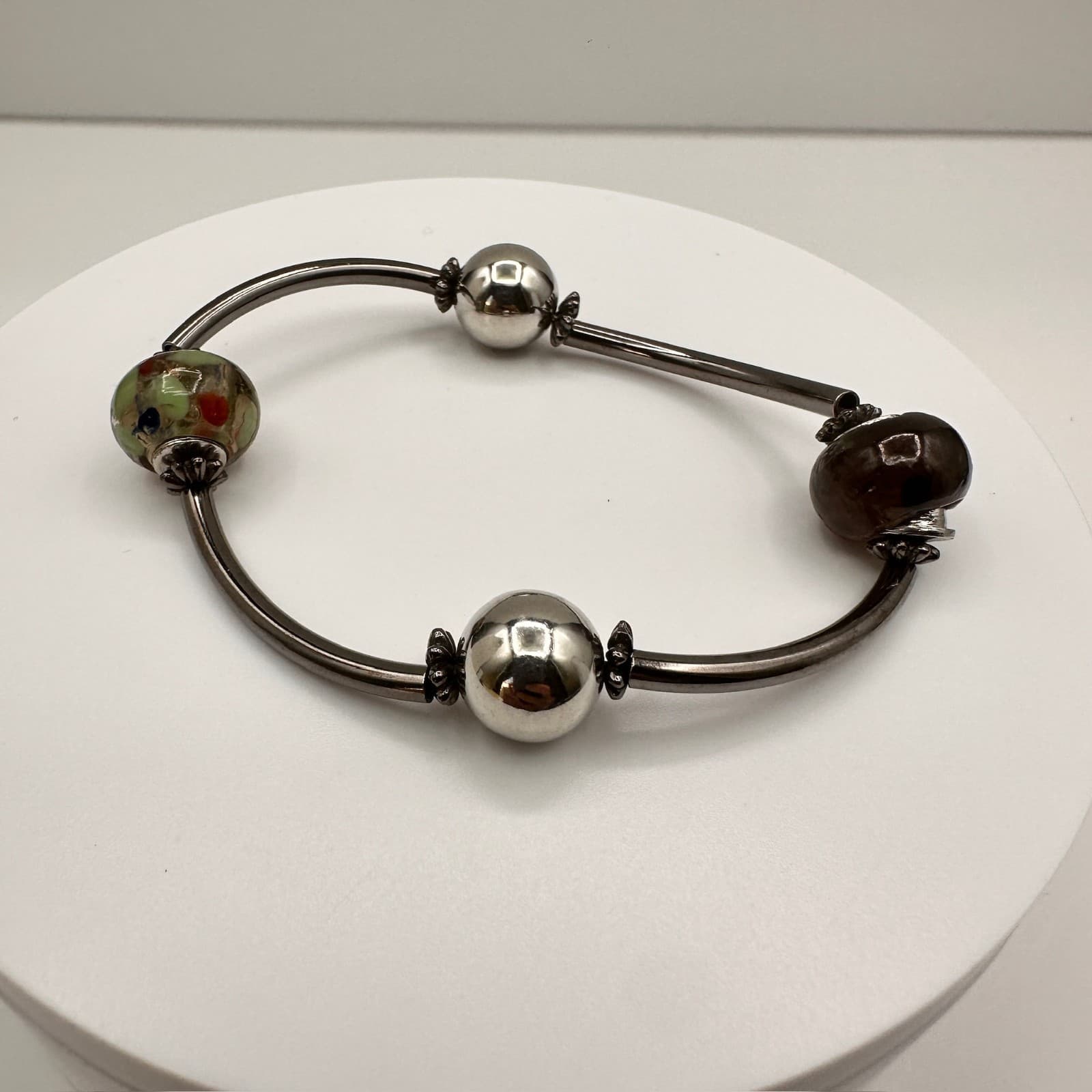 Vintage Y2K Art Glass Lampwork Bead Bangle Silver Tone Boho Women's Jewelry - Image 1
