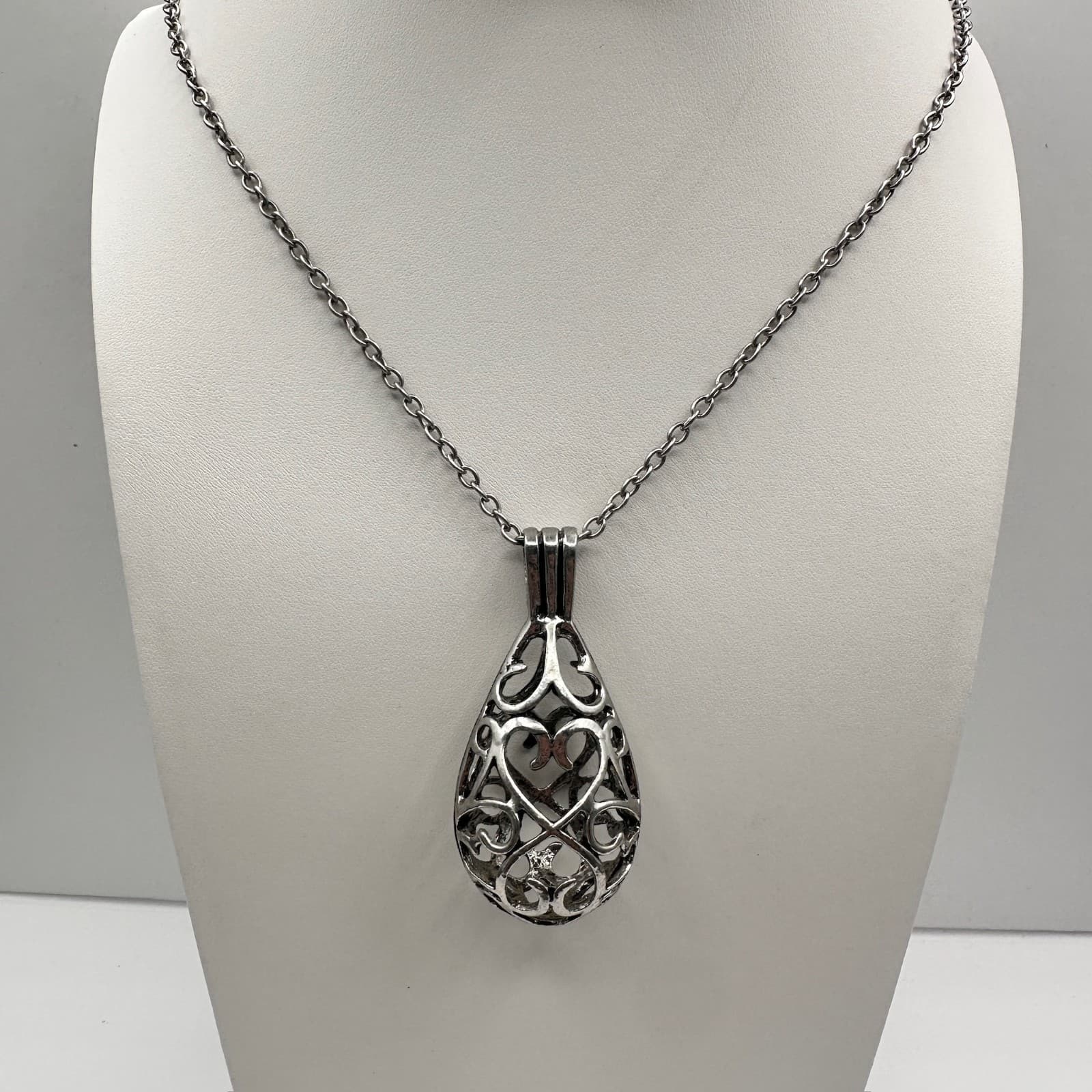 Vintage 80s Silver Tone Filigree Teardrop Heart Pendant Necklace Lobster Jewelry - Image 1