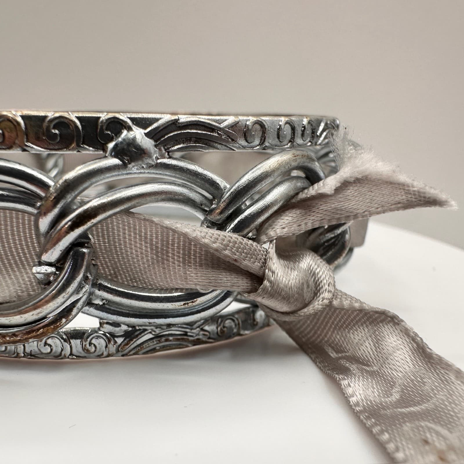 Vintage Y2K Silver Tone Interlocking Link Bracelet Grey Ribbon Woven Statement - Thumbnail 7