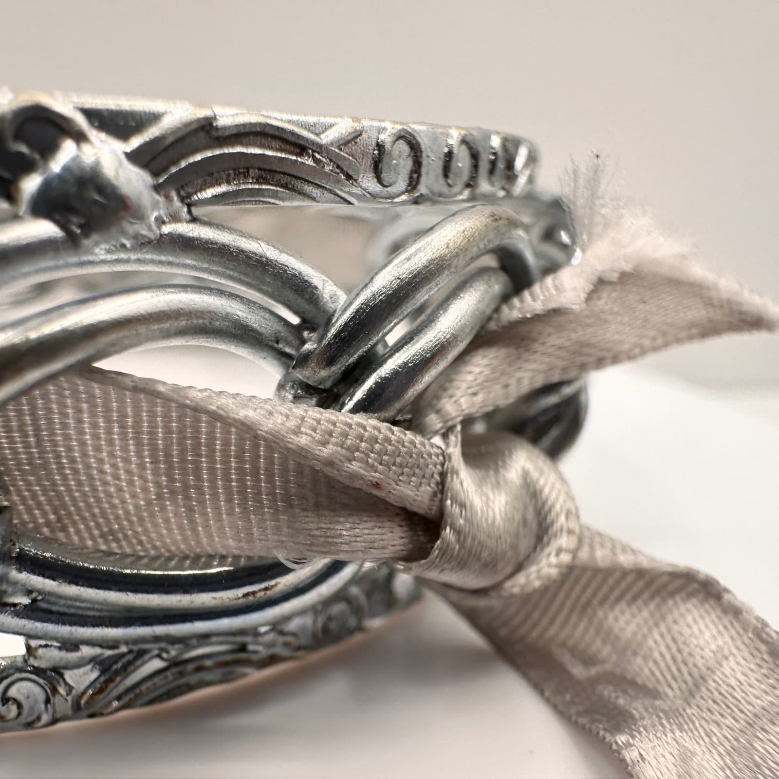 Vintage Y2K Silver Tone Interlocking Link Bracelet Grey Ribbon Woven Statement - Thumbnail 8