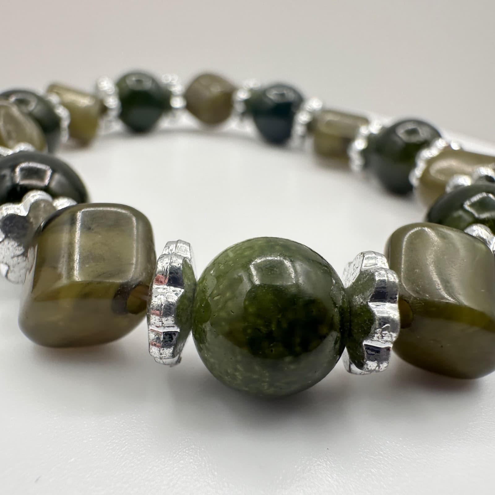 Vintage 90s Green Jade Stone Beaded Stretch Bracelet Silver Tone Boho Jewelry - Thumbnail 4