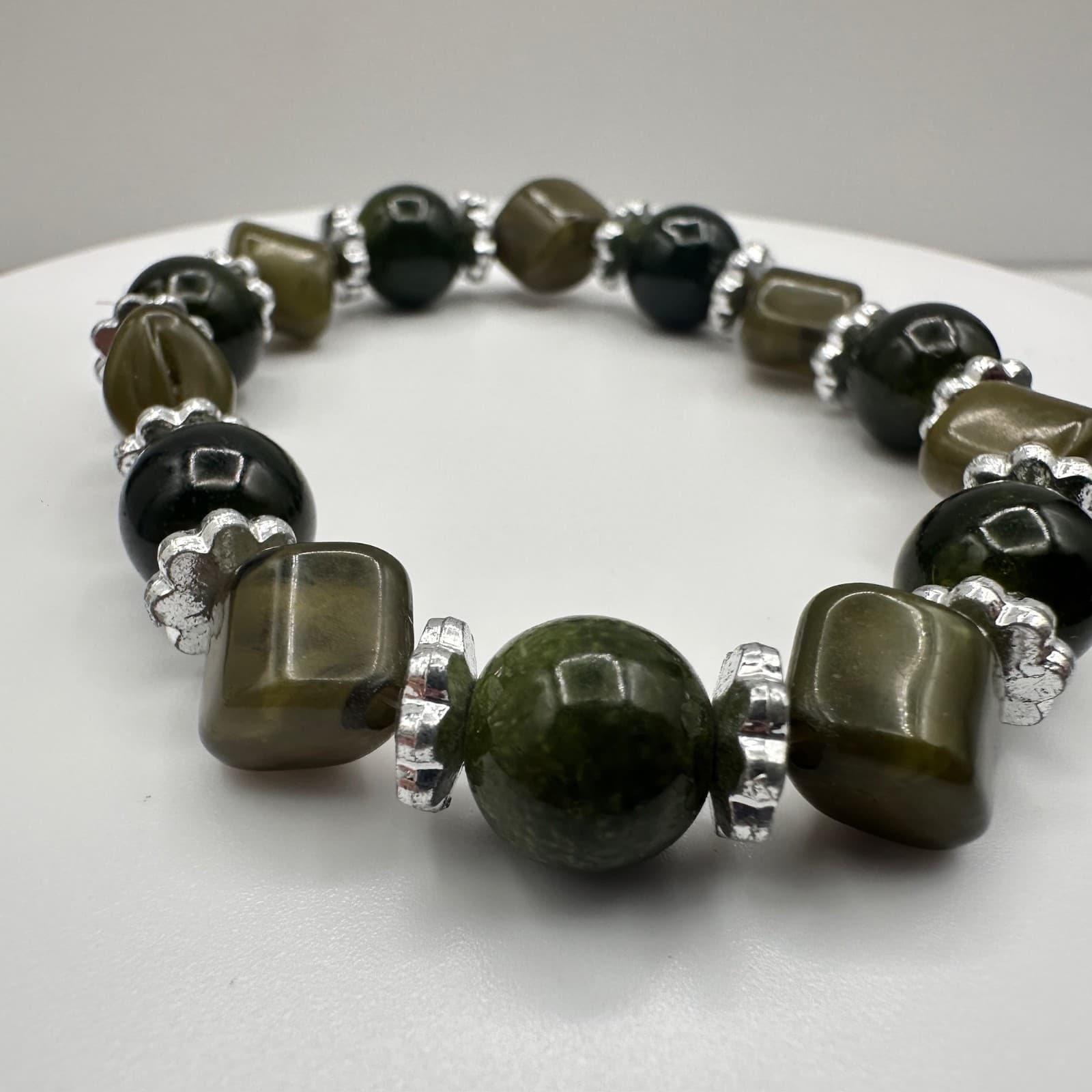 Vintage 90s Green Jade Stone Beaded Stretch Bracelet Silver Tone Boho Jewelry - Thumbnail 2