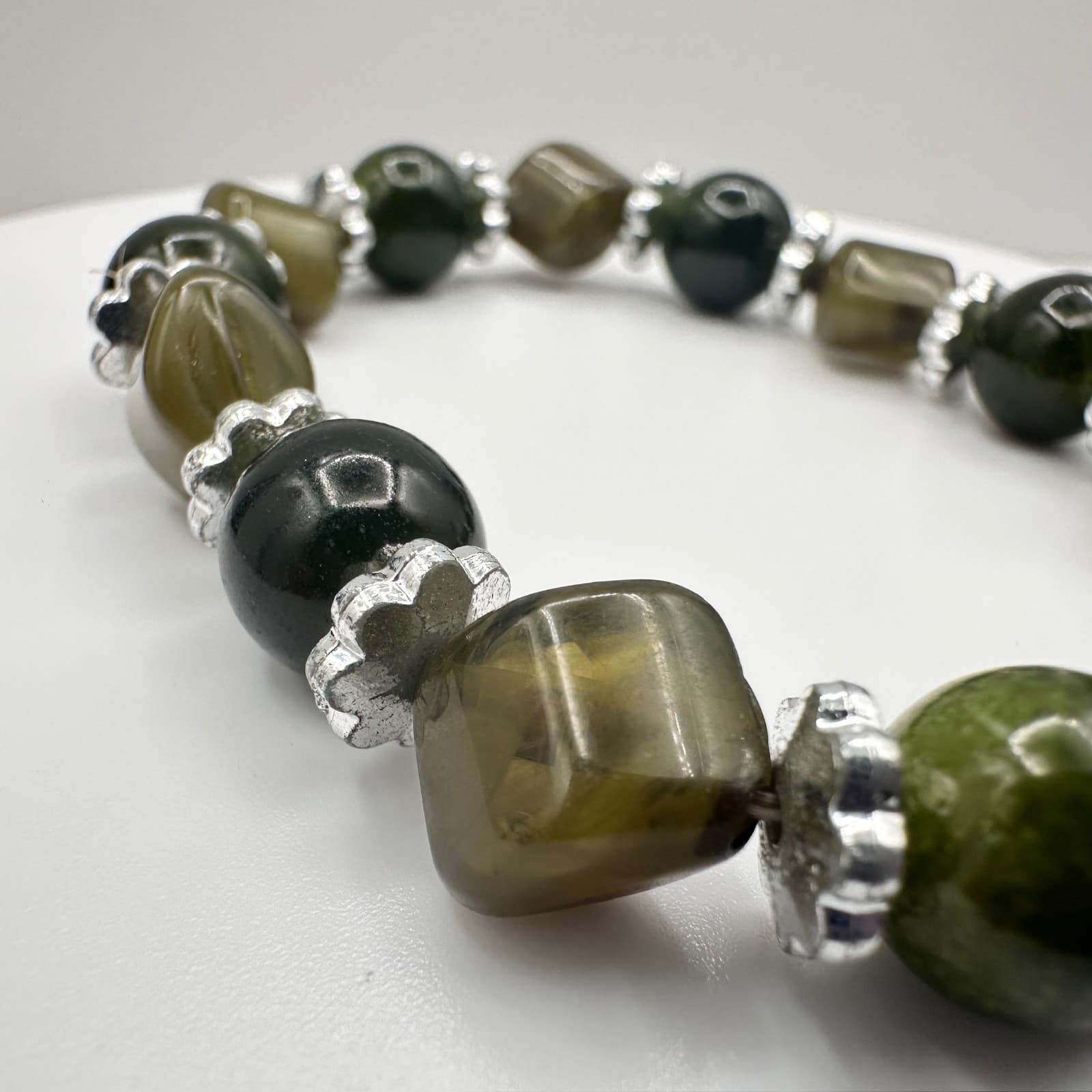 Vintage 90s Green Jade Stone Beaded Stretch Bracelet Silver Tone Boho Jewelry - Thumbnail 3
