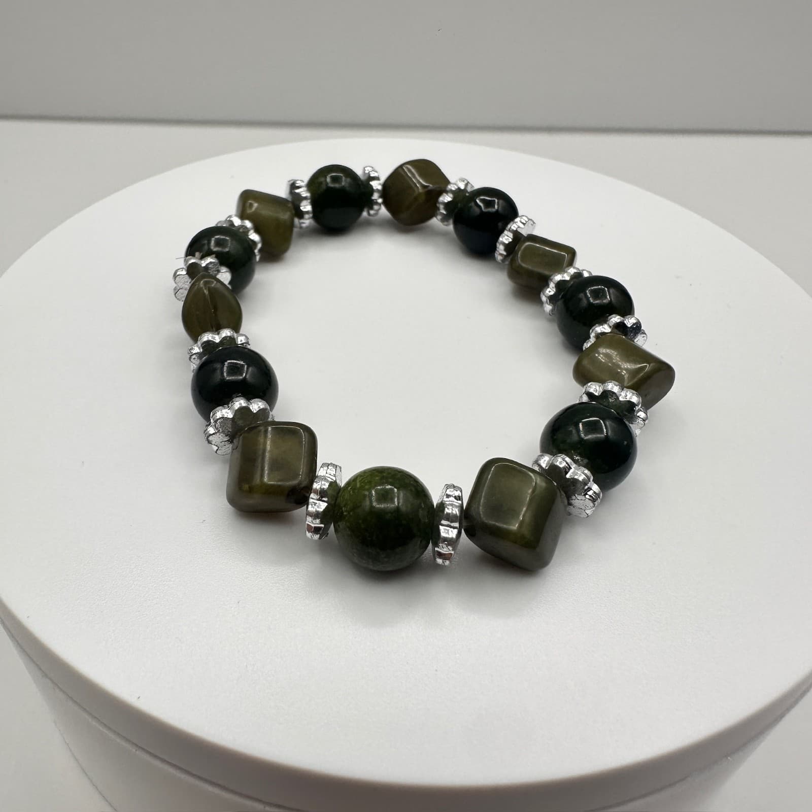 Vintage 90s Green Jade Stone Beaded Stretch Bracelet Silver Tone Boho Jewelry - Image 1