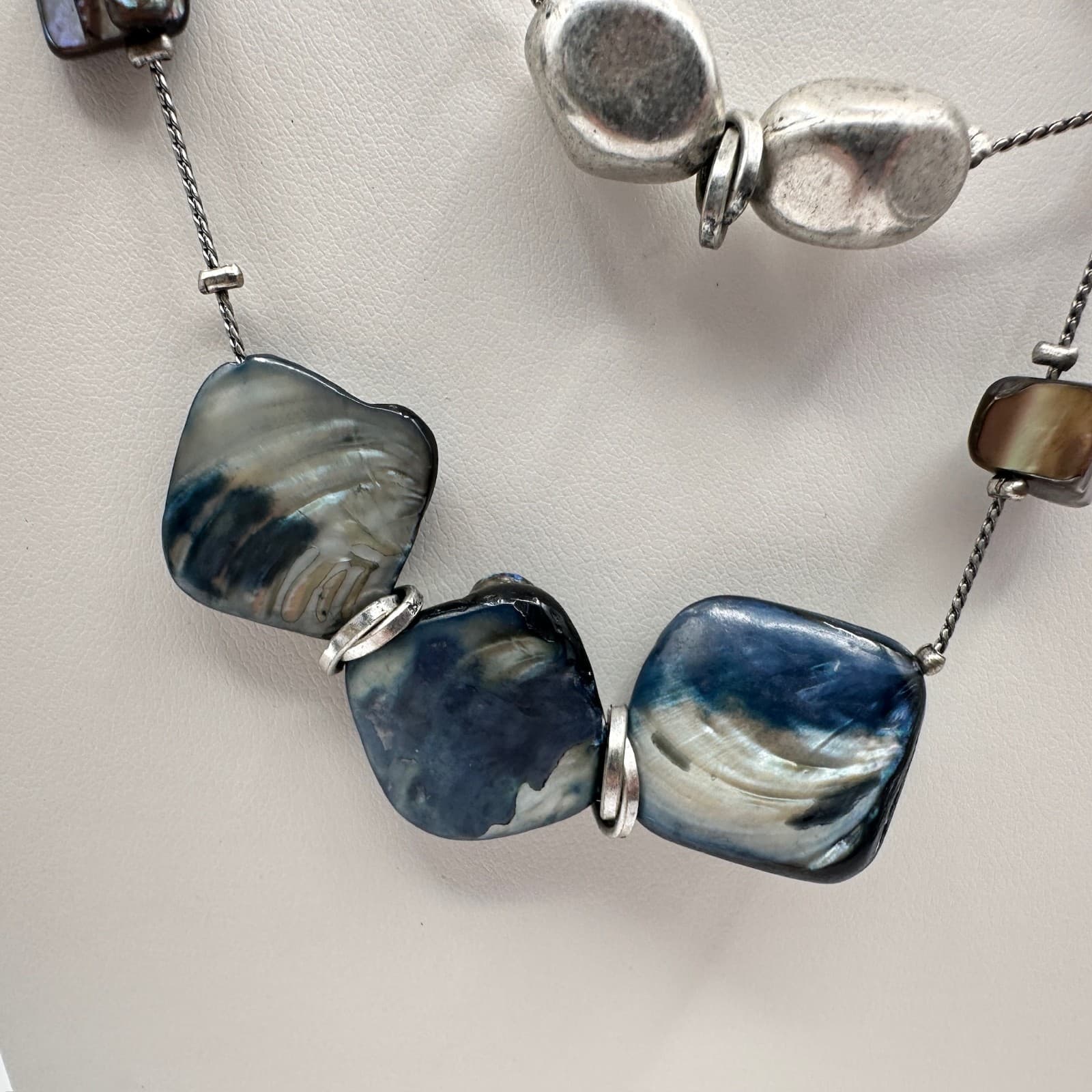 Vintage 80s Fashion Jewelry Layered Iridescent Shell Bead Necklace Silver Tone - Thumbnail 3