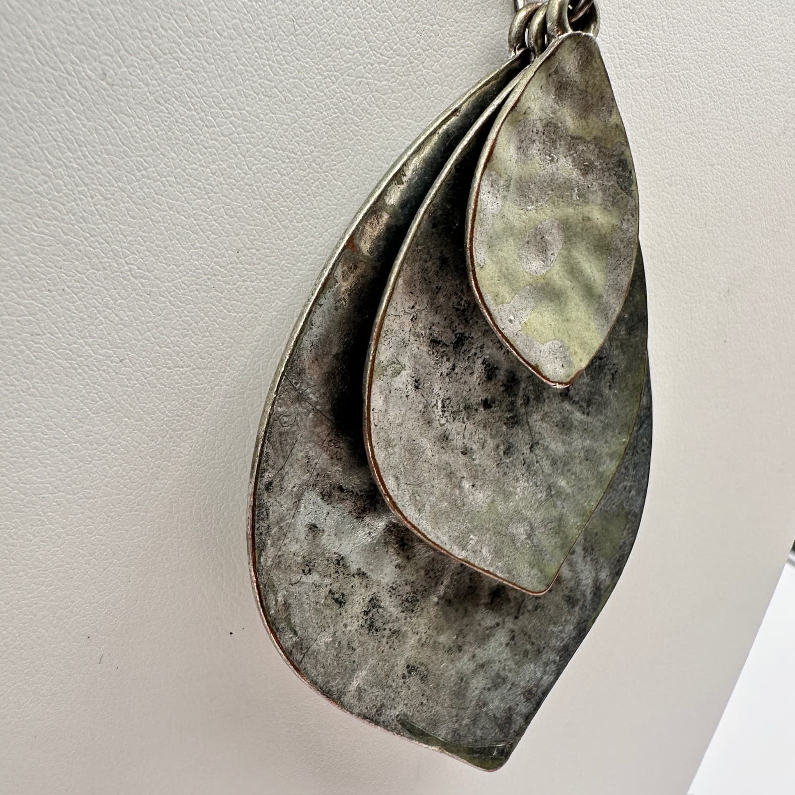 Vintage 90s Hammered Triple Tier Leaf Pendant Silver Tone Necklace Jewelry - Thumbnail 4